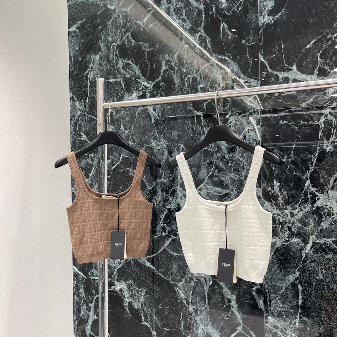 （吊带）
FD 25早秋新款 提花针织背心 通体双F提花图案 设计丰富凸显层次 整体造型高级挺括 打造品