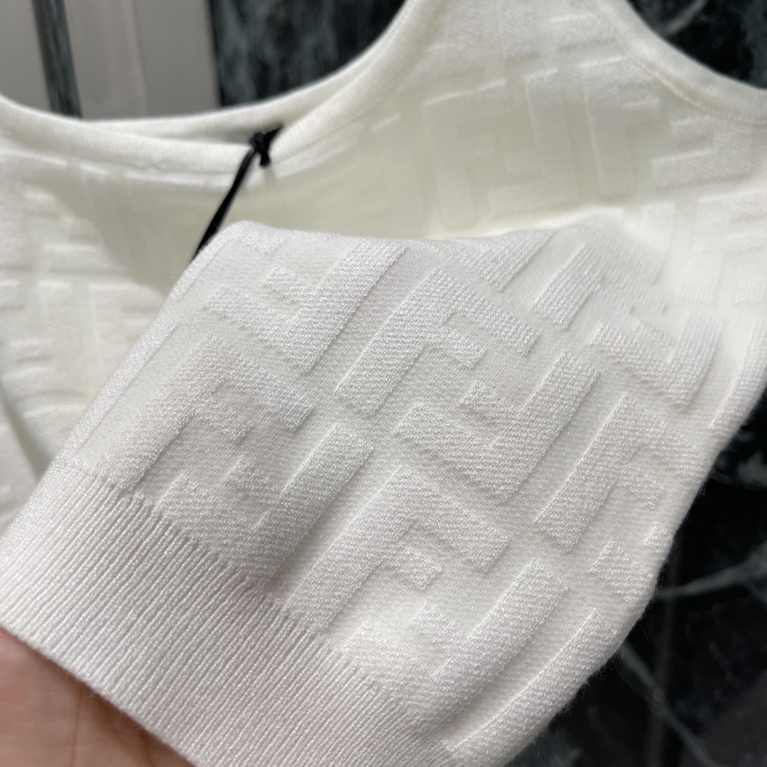 （吊带）
FD 25早秋新款 提花针织背心 通体双F提花图案 设计丰富凸显层次 整体造型高级挺括 打造品