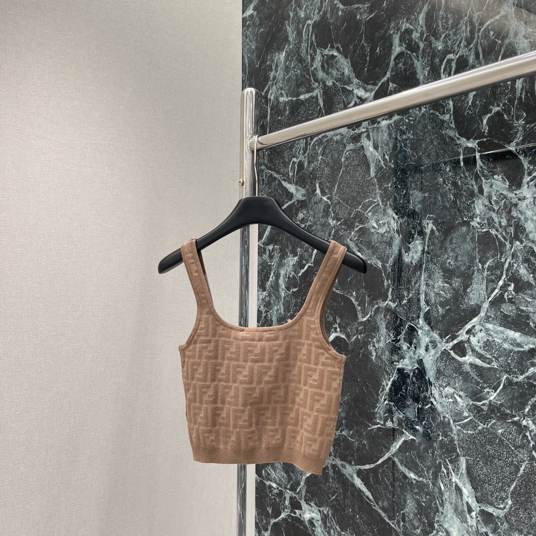 （吊带）
FD 25早秋新款 提花针织背心 通体双F提花图案 设计丰富凸显层次 整体造型高级挺括 打造品