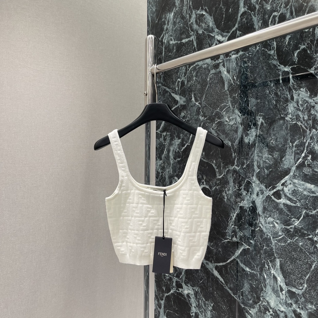 （吊带）
FD 25早秋新款 提花针织背心 通体双F提花图案 设计丰富凸显层次 整体造型高级挺括 打造品