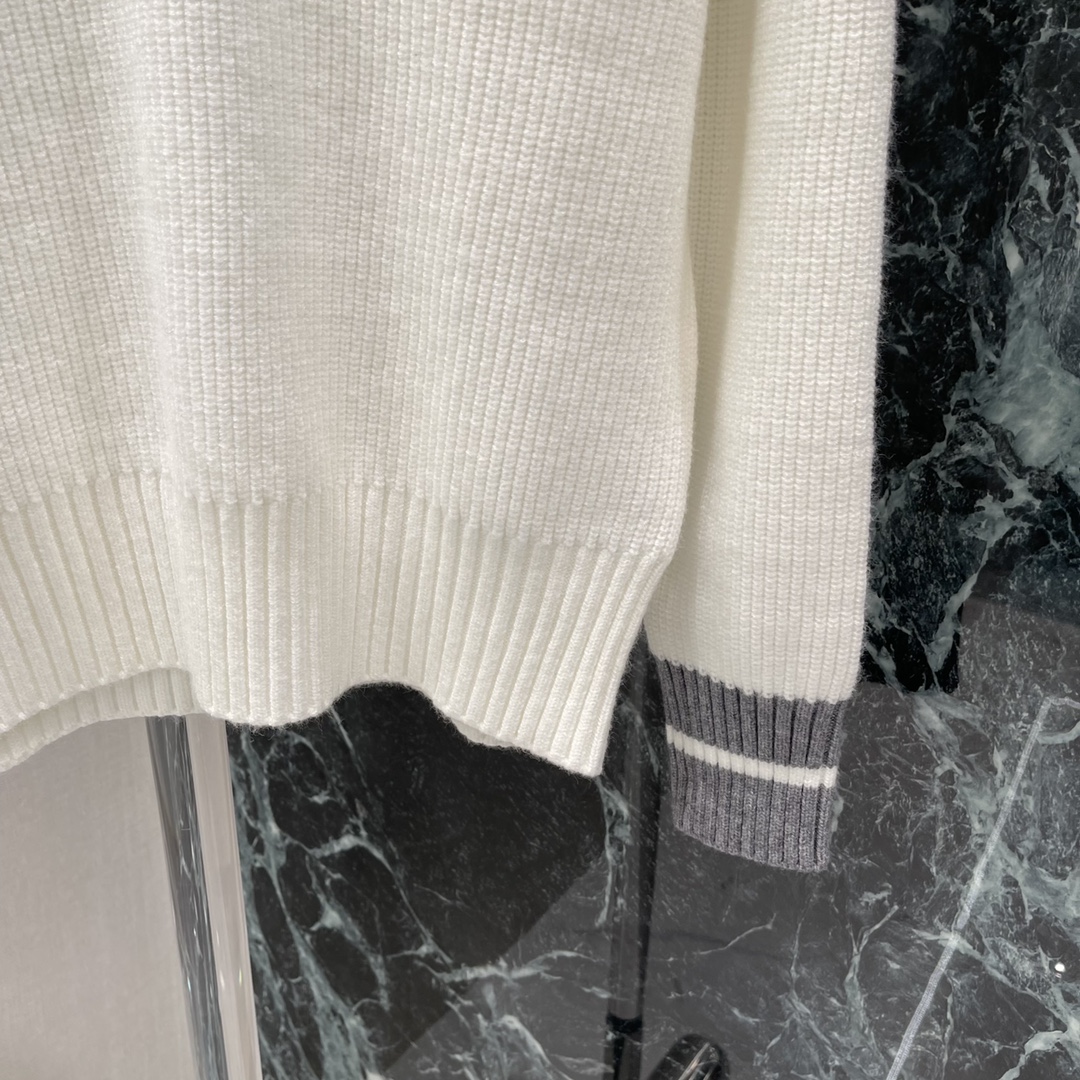 
Miu 25早秋新款 撞色V领针织毛衣 厚重弹力拥有细腻柔软的亲肤感。学院风领口袖口白色撞色设计，甜美