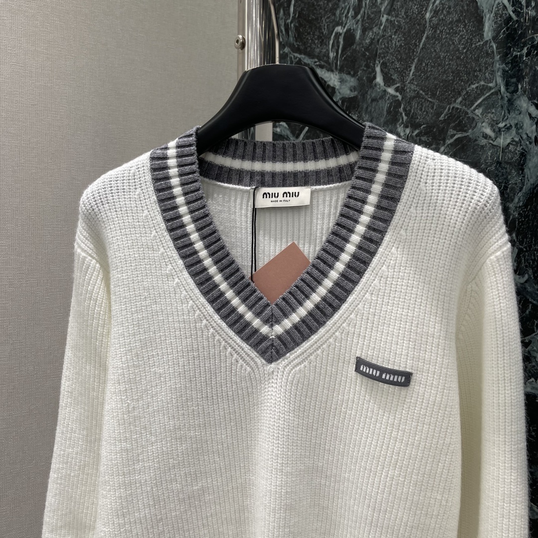 
Miu 25早秋新款 撞色V领针织毛衣 厚重弹力拥有细腻柔软的亲肤感。学院风领口袖口白色撞色设计，甜美