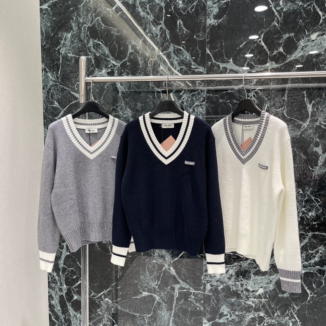 
Miu 25早秋新款 撞色V领针织毛衣 厚重弹力拥有细腻柔软的亲肤感。学院风领口袖口白色撞色设计，甜美