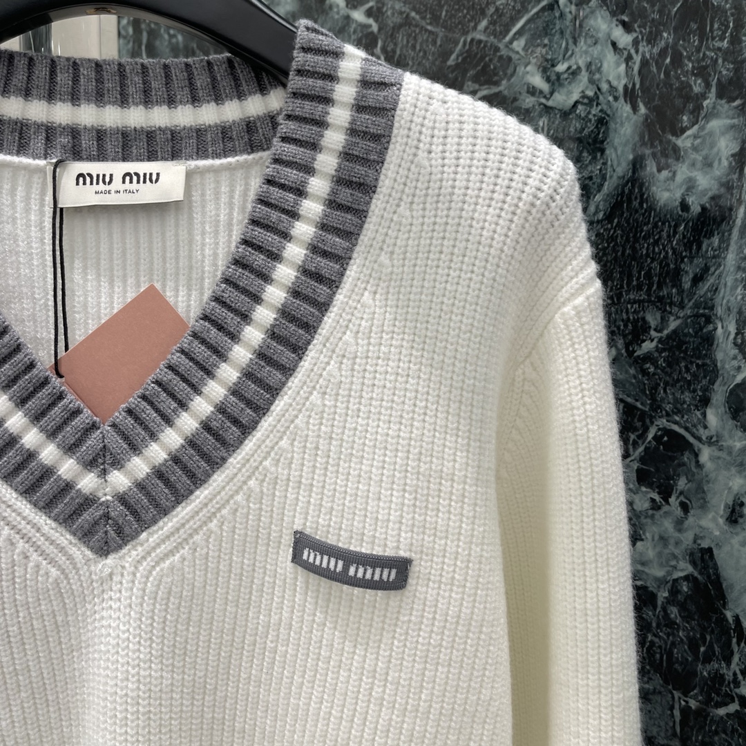 
Miu 25早秋新款 撞色V领针织毛衣 厚重弹力拥有细腻柔软的亲肤感。学院风领口袖口白色撞色设计，甜美