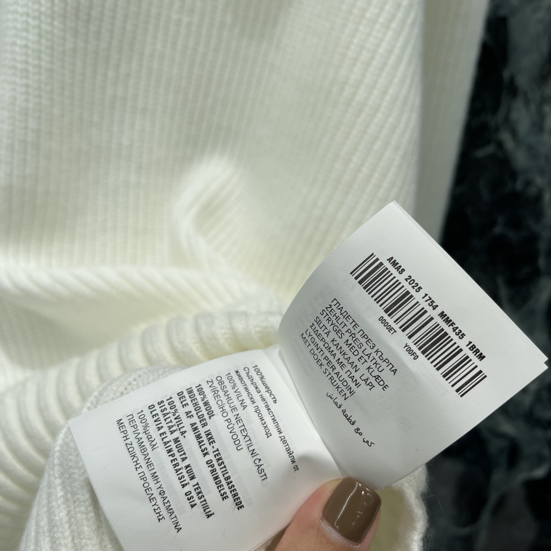 
Miu 25早秋新款 撞色V领针织毛衣 厚重弹力拥有细腻柔软的亲肤感。学院风领口袖口白色撞色设计，甜美