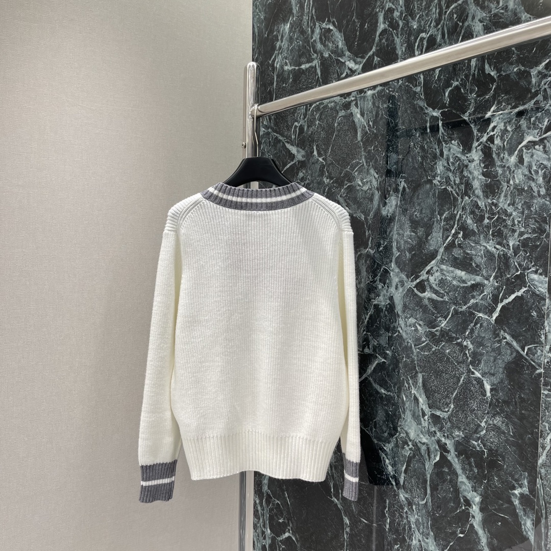 
Miu 25早秋新款 撞色V领针织毛衣 厚重弹力拥有细腻柔软的亲肤感。学院风领口袖口白色撞色设计，甜美