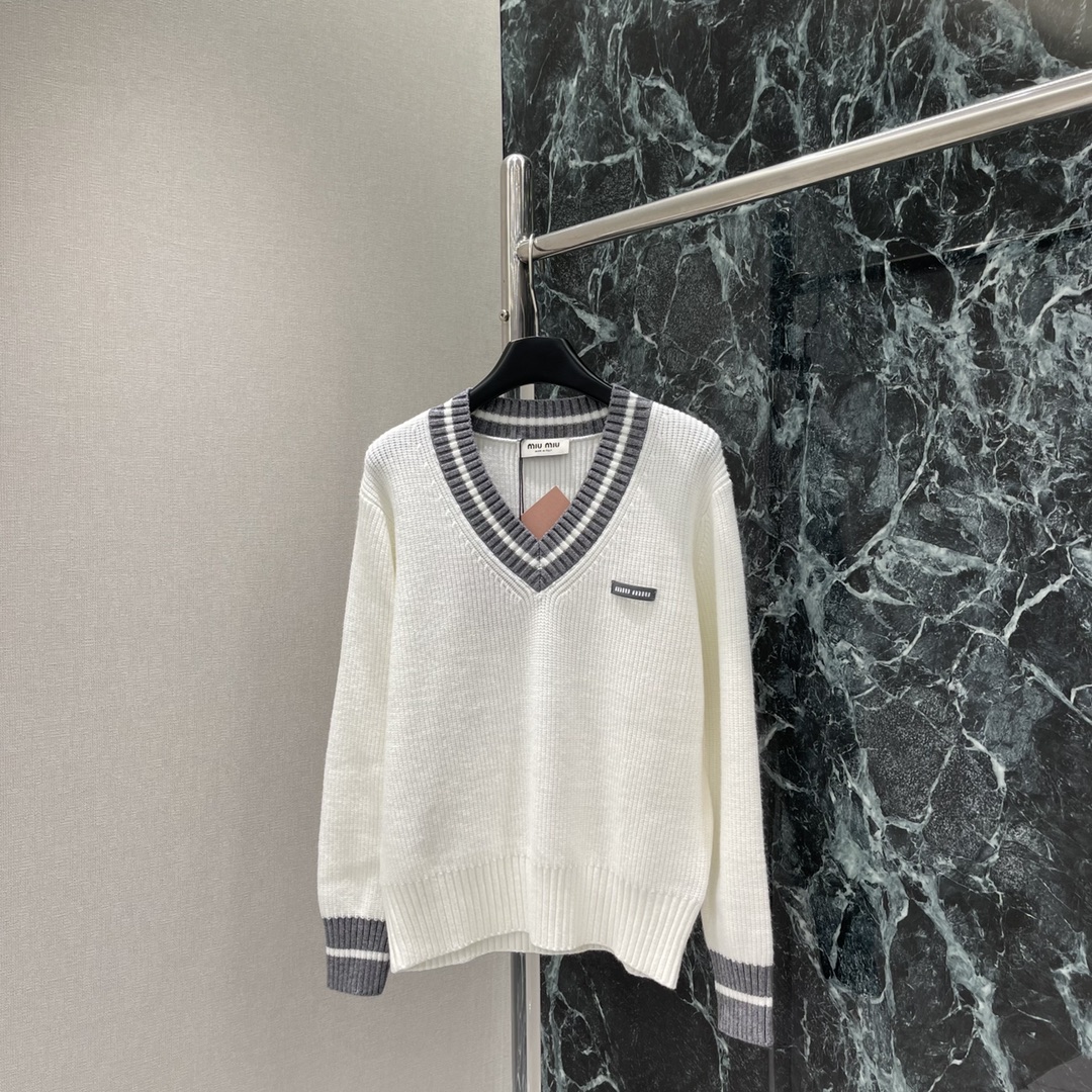 
Miu 25早秋新款 撞色V领针织毛衣 厚重弹力拥有细腻柔软的亲肤感。学院风领口袖口白色撞色设计，甜美