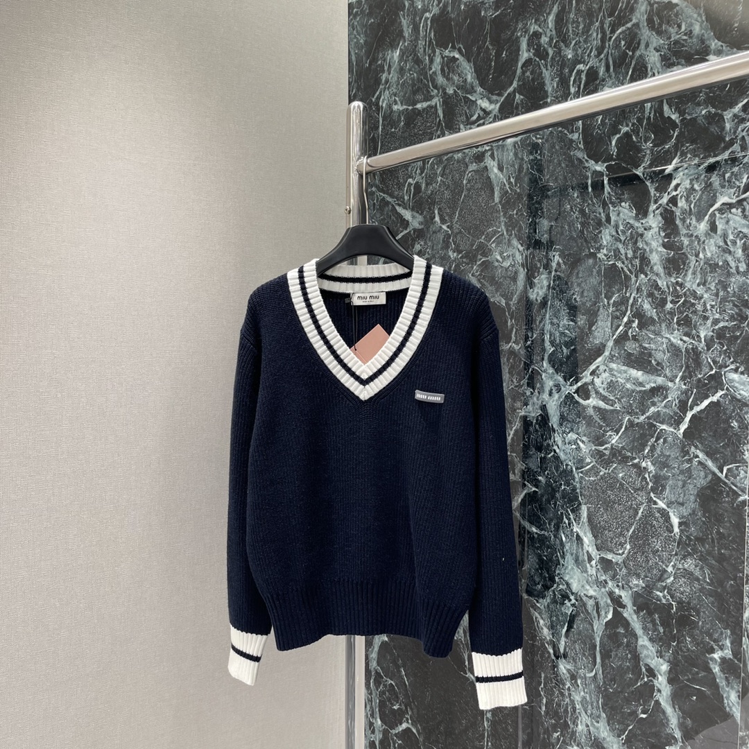 
Miu 25早秋新款 撞色V领针织毛衣 厚重弹力拥有细腻柔软的亲肤感。学院风领口袖口白色撞色设计，甜美