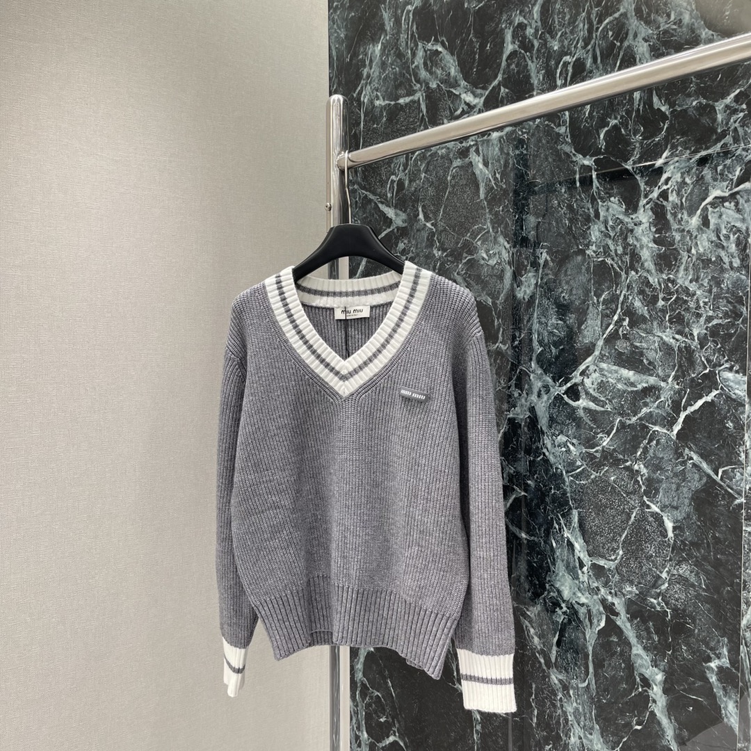 
Miu 25早秋新款 撞色V领针织毛衣 厚重弹力拥有细腻柔软的亲肤感。学院风领口袖口白色撞色设计，甜美
