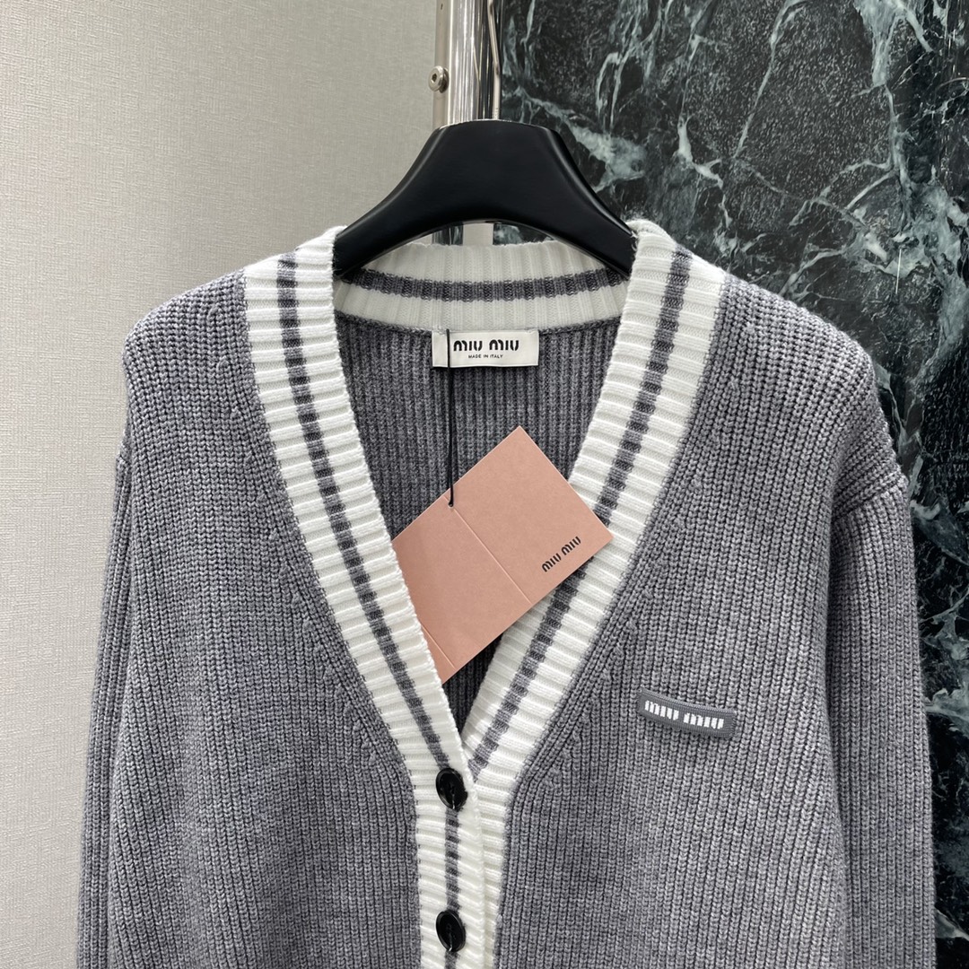 
Miu 25早秋新款 撞色针织针织开衫 通体竖针织纹理通体包边外加口袋上缘均以白色条纹撞色包边为设计亮