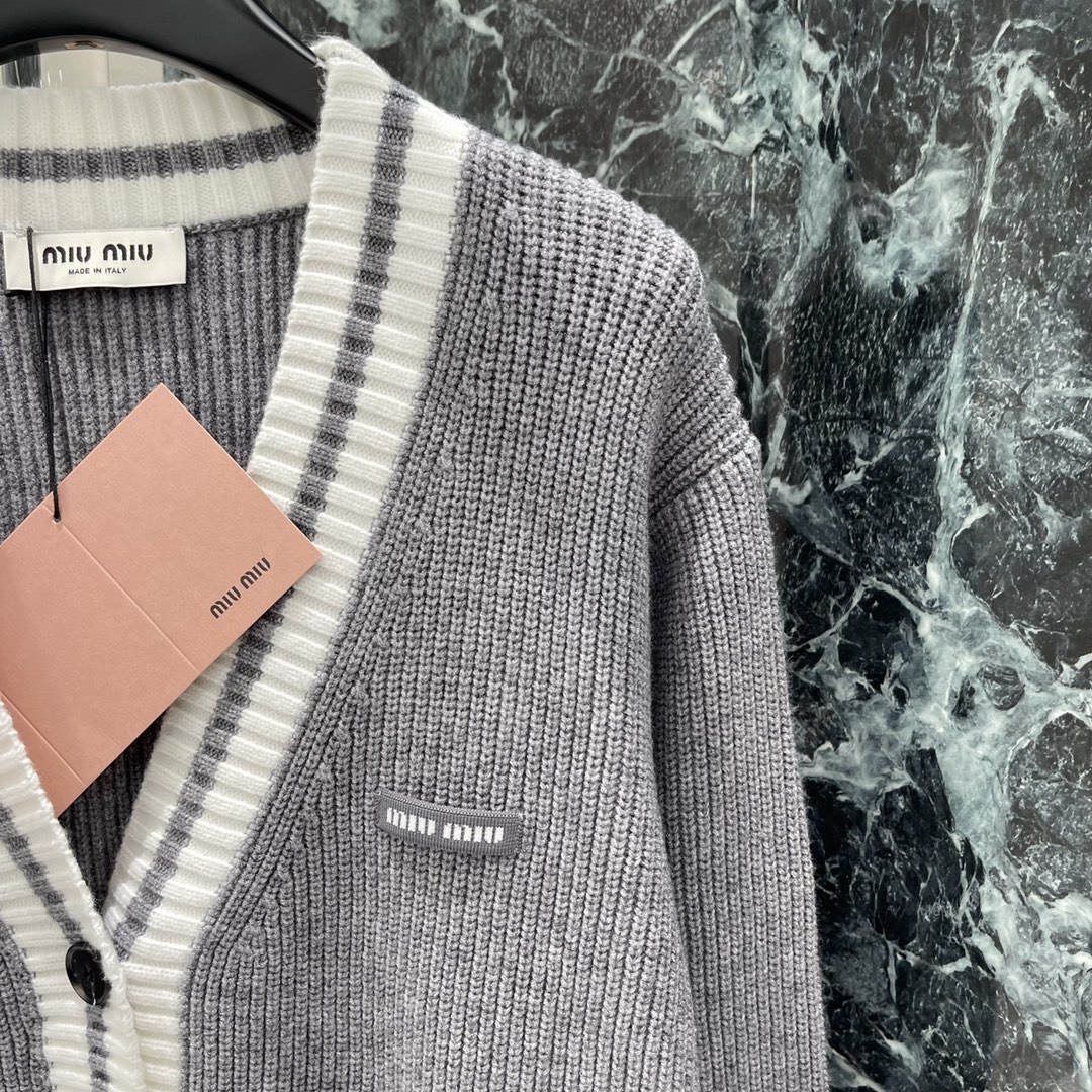 
Miu 25早秋新款 撞色针织针织开衫 通体竖针织纹理通体包边外加口袋上缘均以白色条纹撞色包边为设计亮
