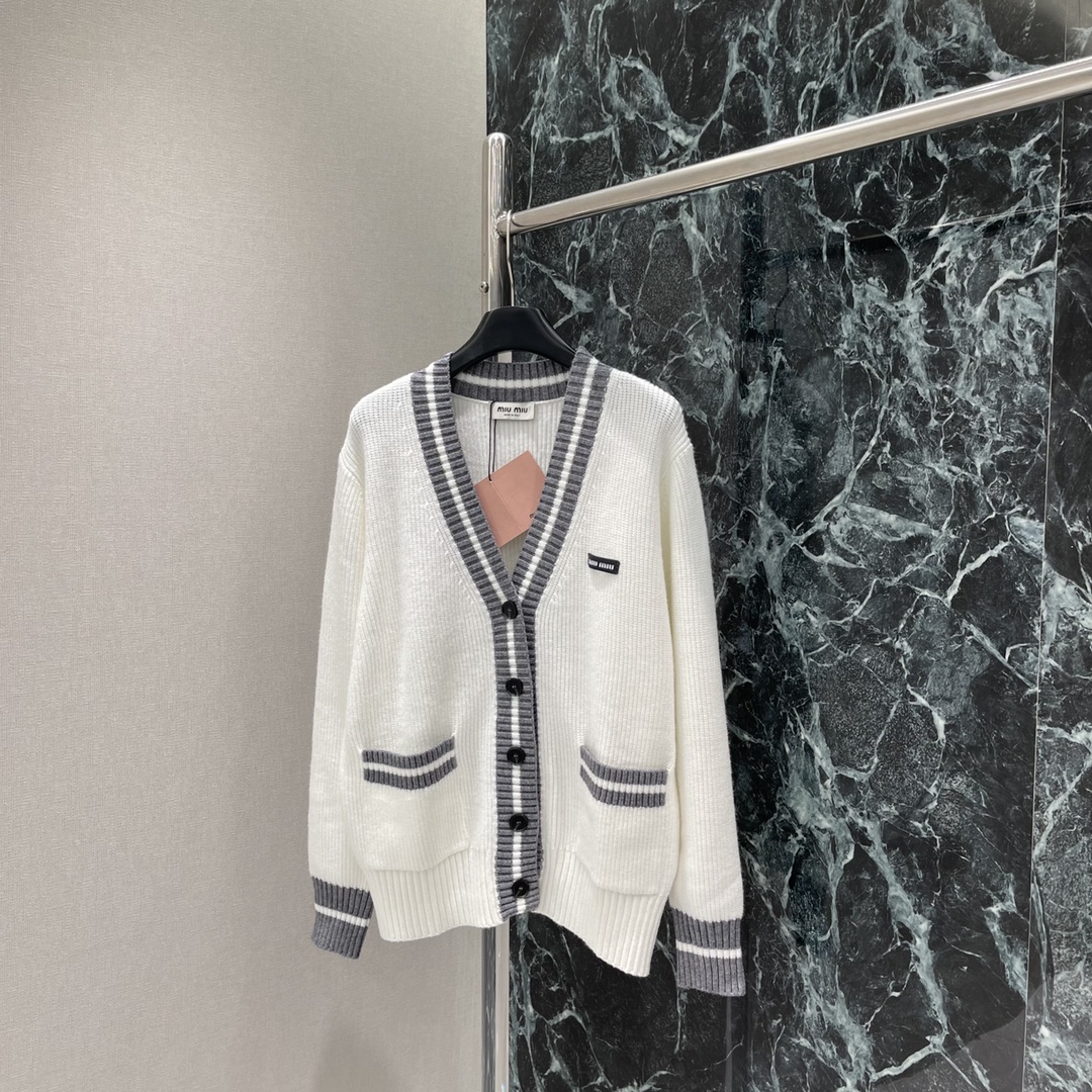 
Miu 25早秋新款 撞色针织针织开衫 通体竖针织纹理通体包边外加口袋上缘均以白色条纹撞色包边为设计亮