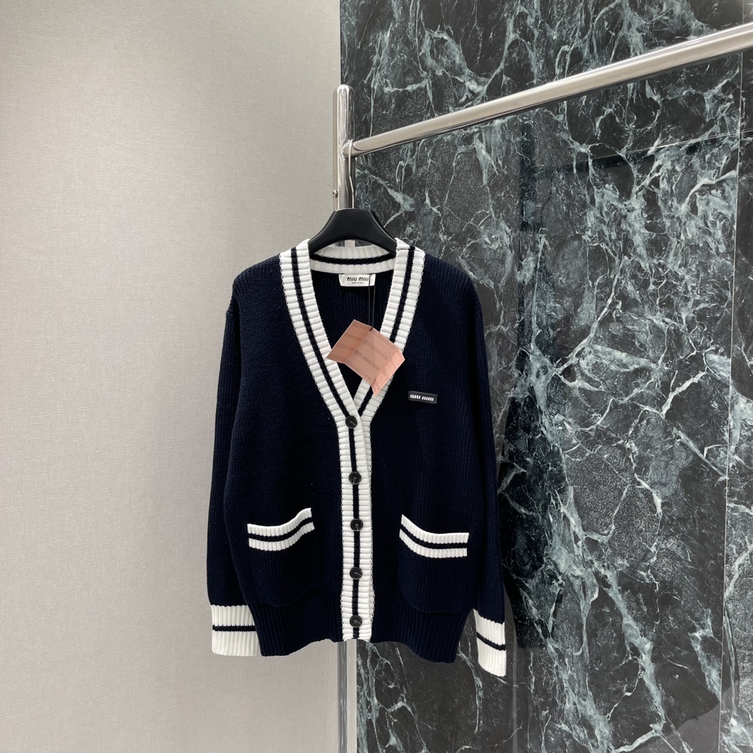 
Miu 25早秋新款 撞色针织针织开衫 通体竖针织纹理通体包边外加口袋上缘均以白色条纹撞色包边为设计亮