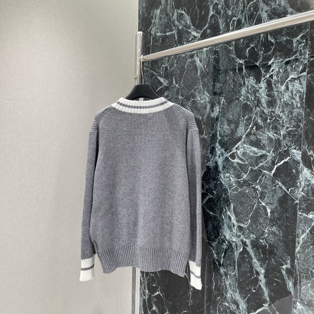 
Miu 25早秋新款 撞色针织针织开衫 通体竖针织纹理通体包边外加口袋上缘均以白色条纹撞色包边为设计亮