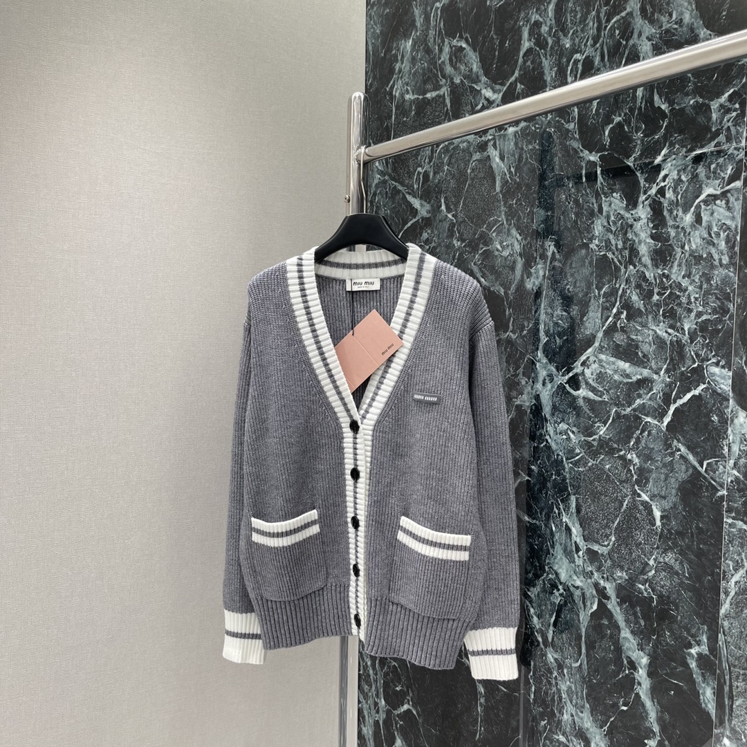 
Miu 25早秋新款 撞色针织针织开衫 通体竖针织纹理通体包边外加口袋上缘均以白色条纹撞色包边为设计亮