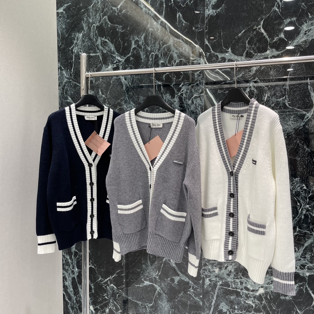 
Miu 25早秋新款 撞色针织针织开衫 通体竖针织纹理通体包边外加口袋上缘均以白色条纹撞色包边为设计亮