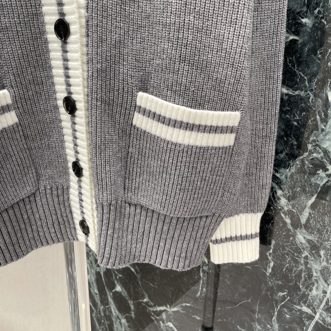 
Miu 25早秋新款 撞色针织针织开衫 通体竖针织纹理通体包边外加口袋上缘均以白色条纹撞色包边为设计亮