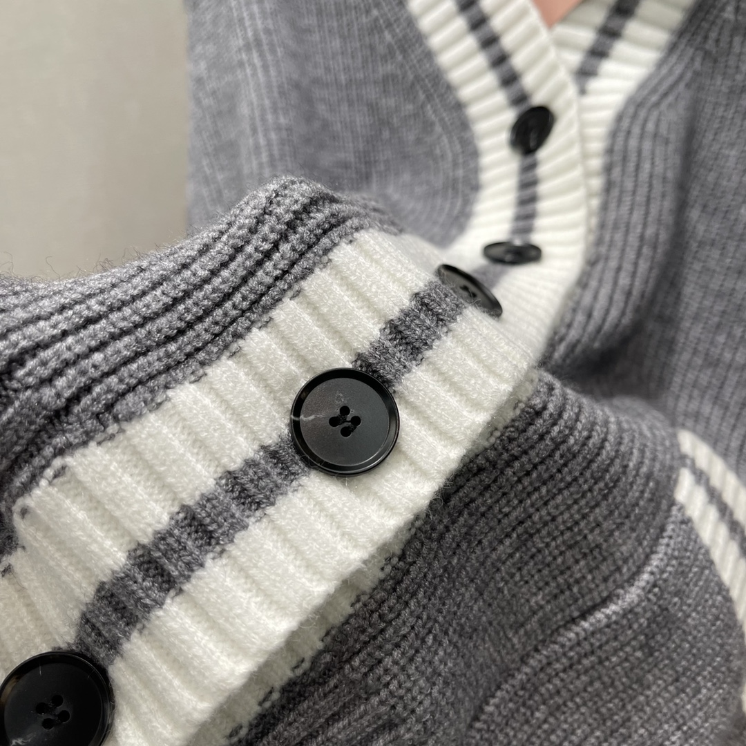 
Miu 25早秋新款 撞色针织针织开衫 通体竖针织纹理通体包边外加口袋上缘均以白色条纹撞色包边为设计亮