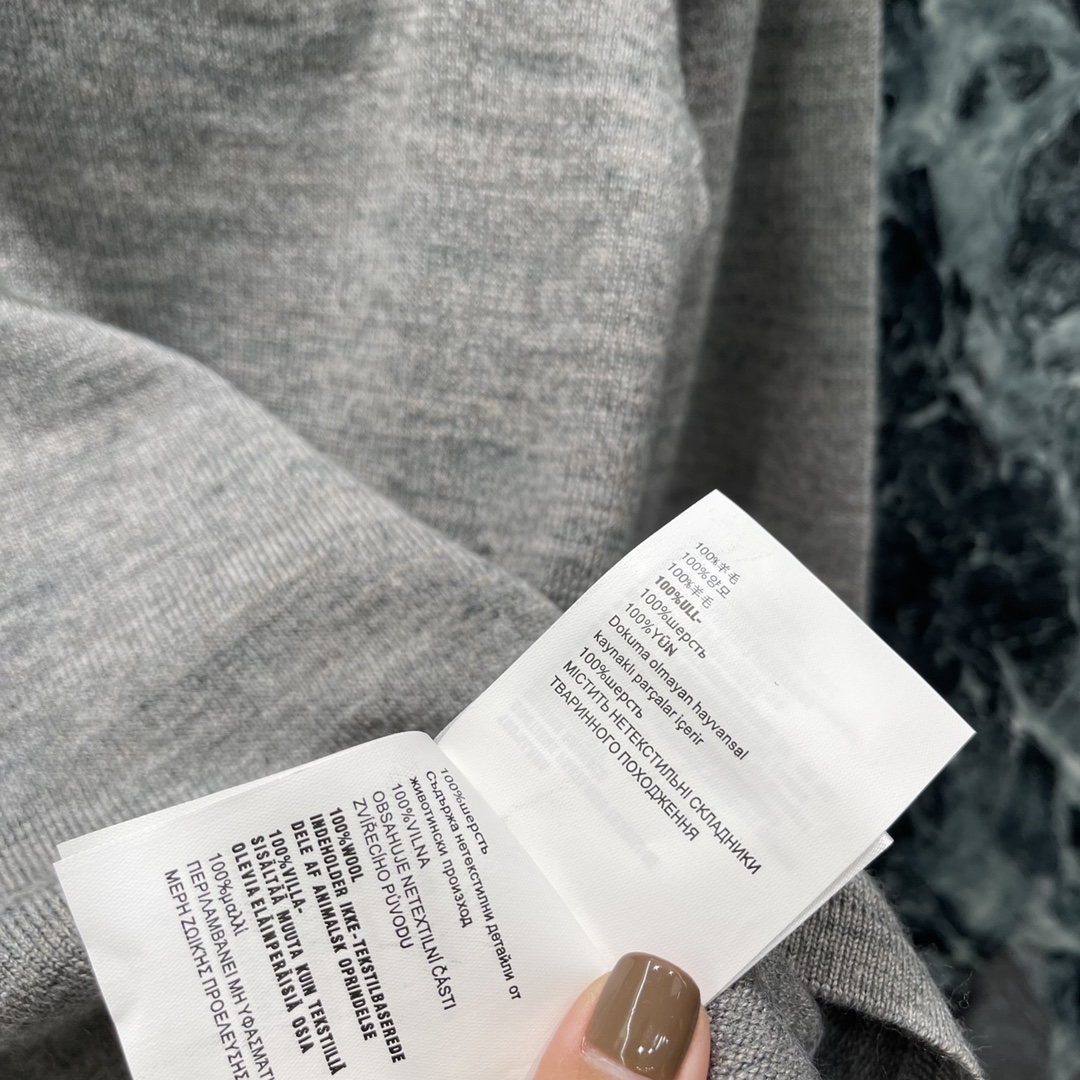 
Miu 25早秋新款 斜拉链针织毛衣 质感高级分量十足翻领拉链半开襟针织背心版型通体素色打底 斜裁拉链