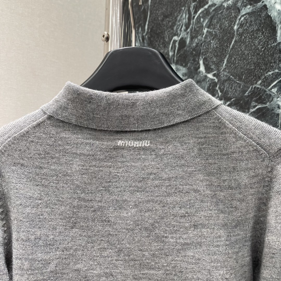 
Miu 25早秋新款 斜拉链针织毛衣 质感高级分量十足翻领拉链半开襟针织背心版型通体素色打底 斜裁拉链