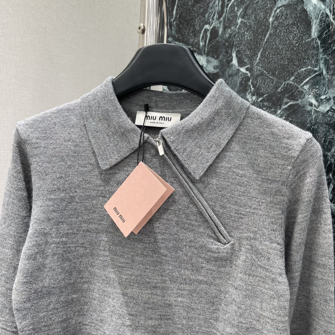 
Miu 25早秋新款 斜拉链针织毛衣 质感高级分量十足翻领拉链半开襟针织背心版型通体素色打底 斜裁拉链
