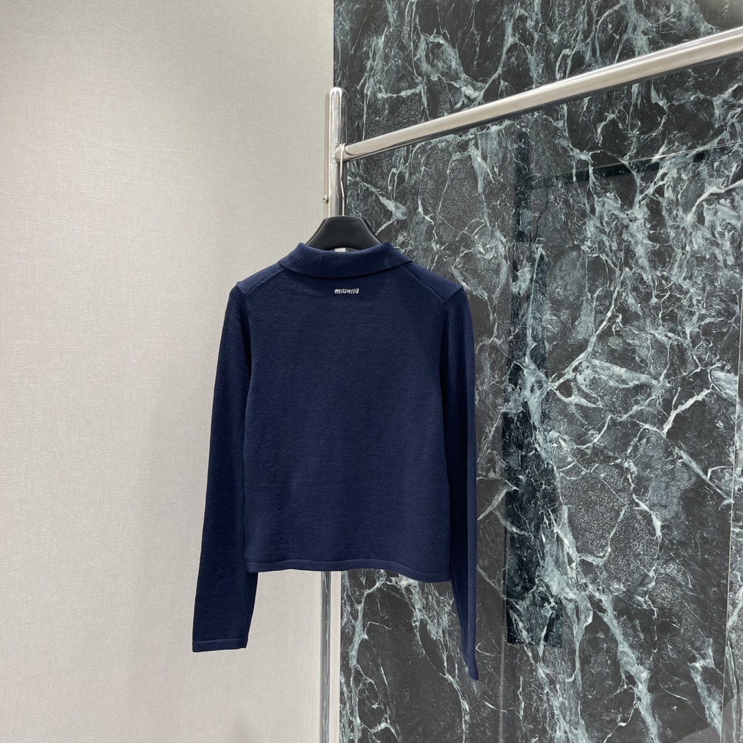 
Miu 25早秋新款 斜拉链针织毛衣 质感高级分量十足翻领拉链半开襟针织背心版型通体素色打底 斜裁拉链