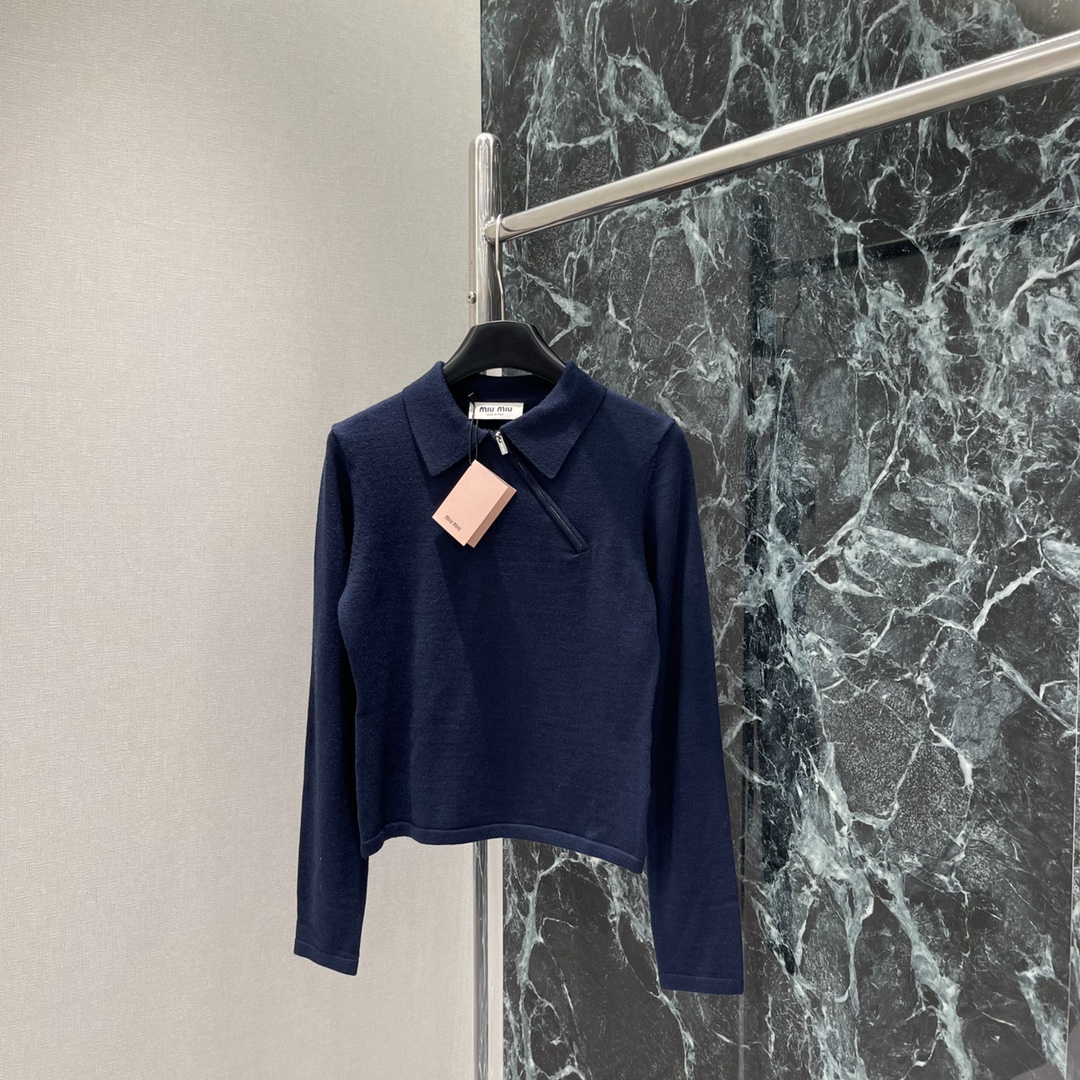 
Miu 25早秋新款 斜拉链针织毛衣 质感高级分量十足翻领拉链半开襟针织背心版型通体素色打底 斜裁拉链