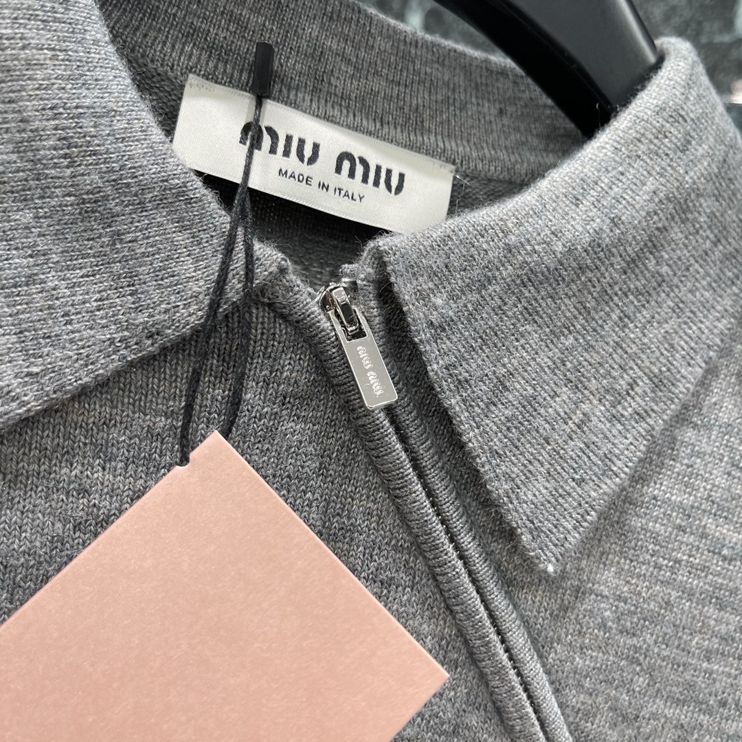 
Miu 25早秋新款 斜拉链针织毛衣 质感高级分量十足翻领拉链半开襟针织背心版型通体素色打底 斜裁拉链