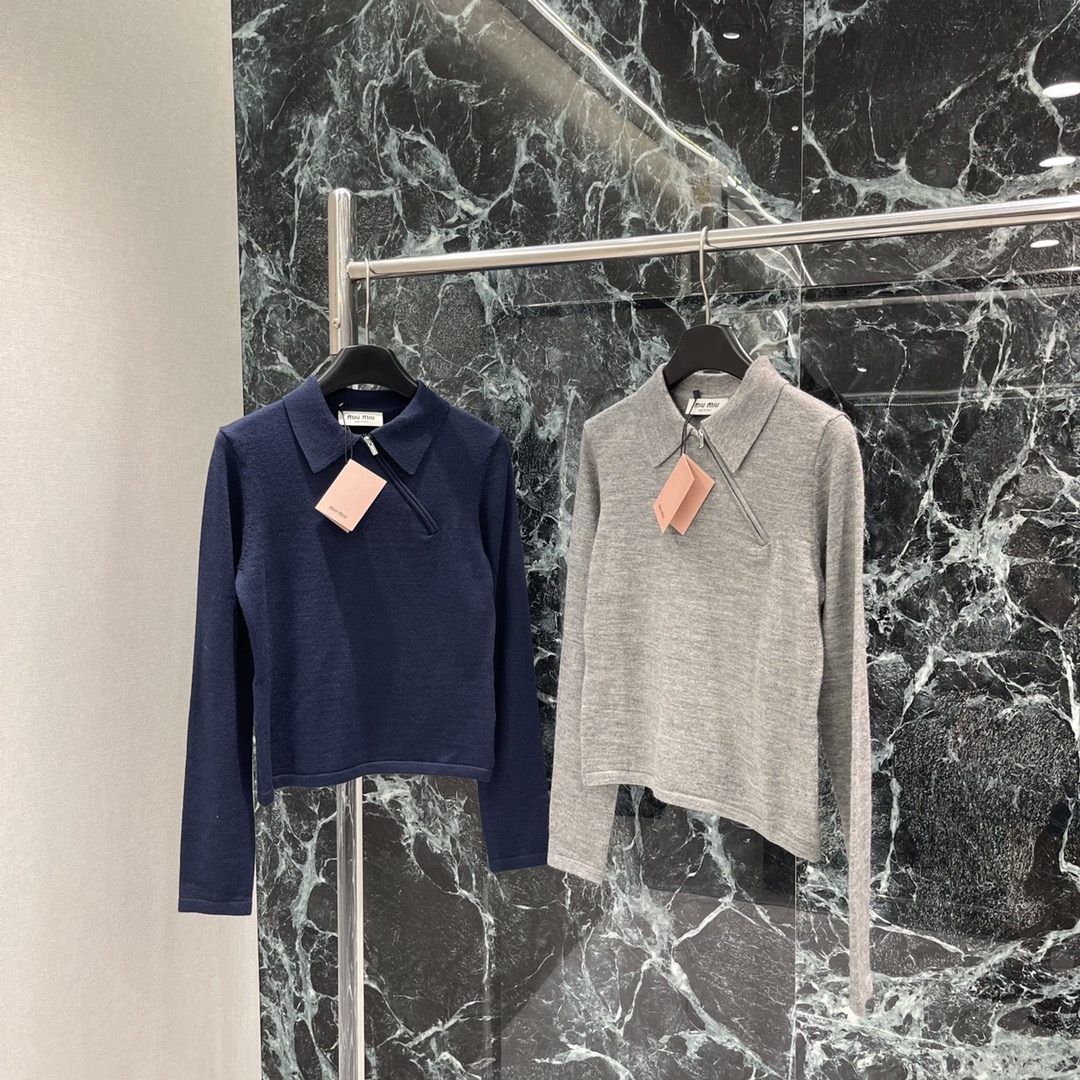 
Miu 25早秋新款 斜拉链针织毛衣 质感高级分量十足翻领拉链半开襟针织背心版型通体素色打底 斜裁拉链