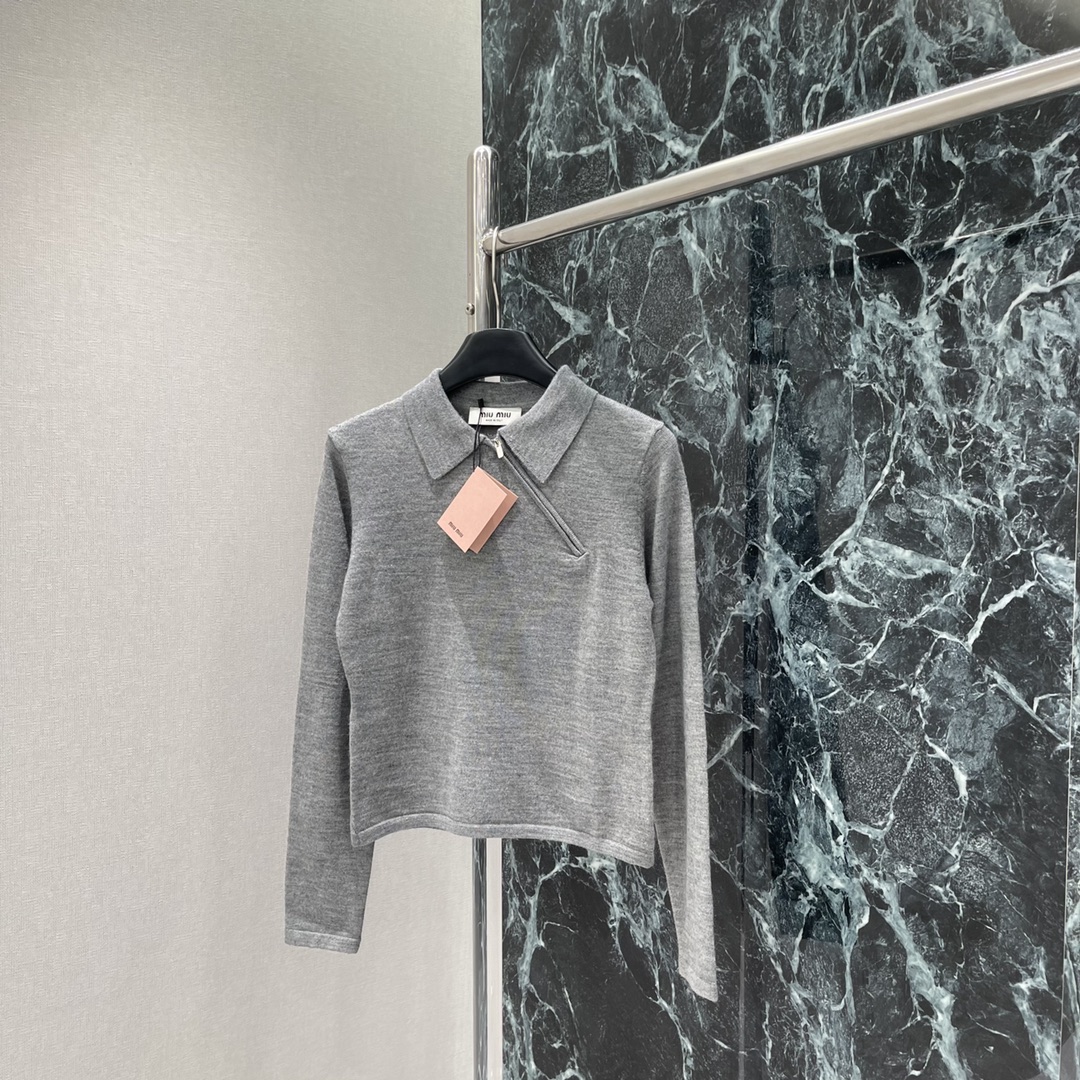 
Miu 25早秋新款 斜拉链针织毛衣 质感高级分量十足翻领拉链半开襟针织背心版型通体素色打底 斜裁拉链