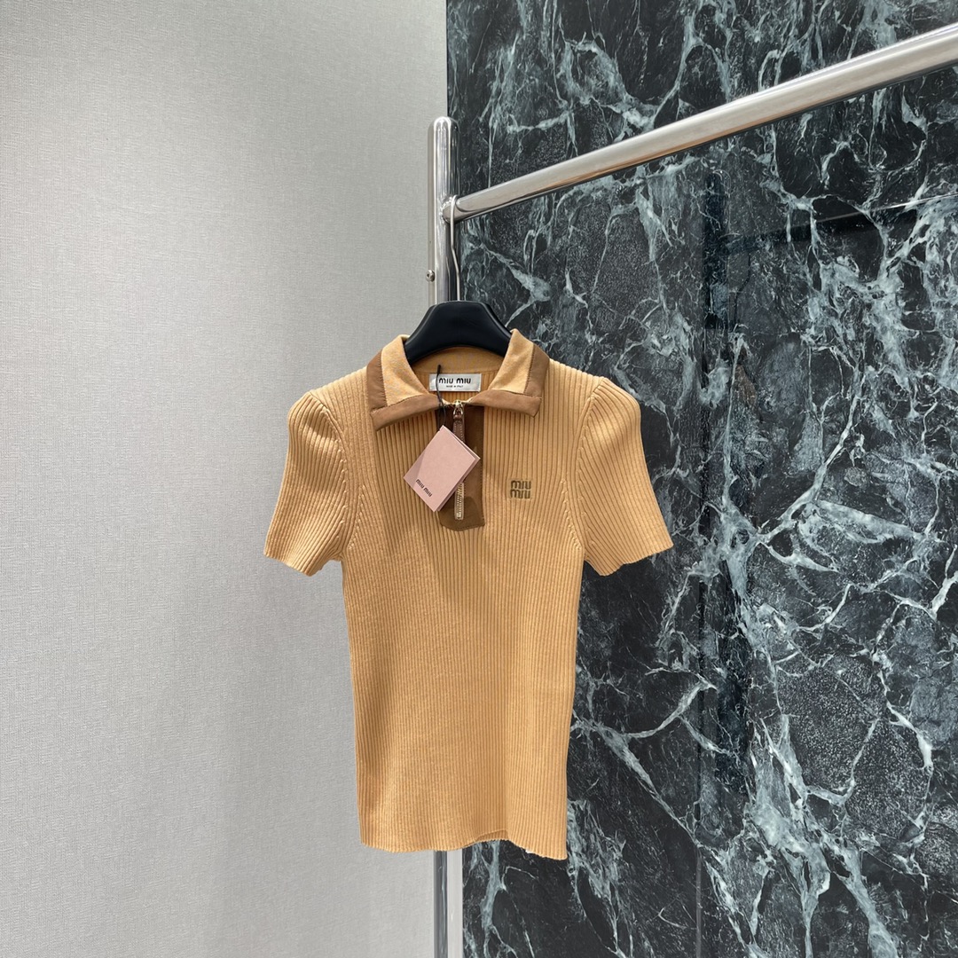 
Miu 25早秋新款 拼皮翻领针织上衣 半开襟麂皮轮廓包边拉链设计搭配竖坑条肌理突出温柔气质 包边均以