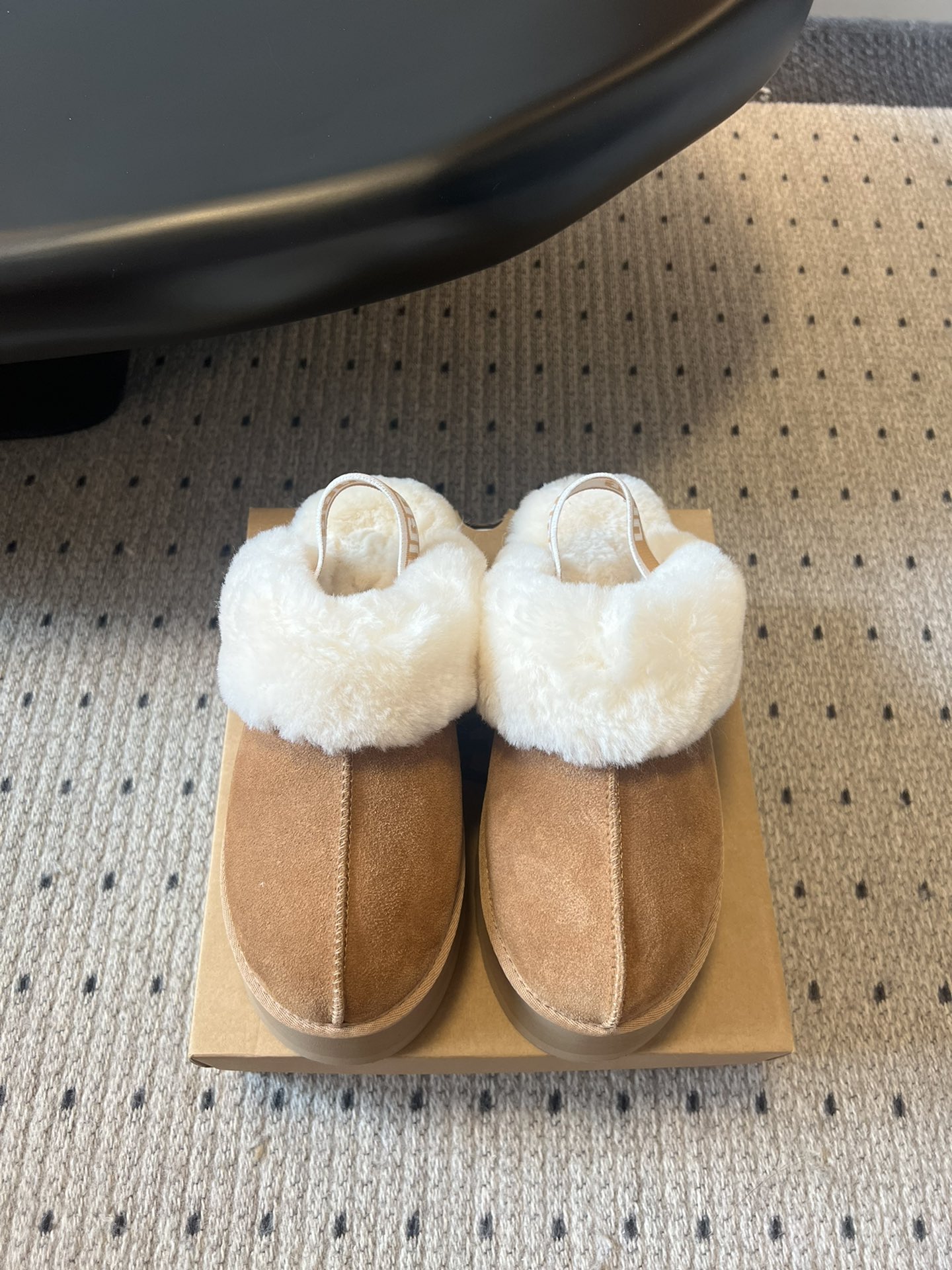 NO:466568,The top version of UGG thick-soled snow boots is here. I can't help but spoil it. Seeing that various versions of the market are flying all over the sky, the exclusive customized combination of color-opening molds is about to be shipped... This ugg thick-soled short nude boots are genuine, not fur in one piece, the material is wool wool in one piece. As the name suggests, basically all uggs in the market are made of fur in one piece, because it is easy to produce the output directly by making bag shoes, and the cost is relatively low, so it is quick to make it!  But the disadvantage is that the shoes are very easy to deform. If they are worn every day within a week, they will be severely deformed. This genuine ugg is made of fashion shoes. The material of cow velvet fits wool is used to pack it in a full set, and then cover the shoes, which involves many processes. You need to add a toe toe, then set the cloth, and then go through the 'bubble machine' to perform the subdivided processes of upper shaping, so the finished shoes are not easy to deform!  Our ugg is completely based on the authentic material process and can be compared at will~ SIZE35-40 size (40 customization without return and exchange), boots and fur shoes, boots19860909顶级版本 UGG 厚底雪地靴剧透来了 忍不住要剧透一下,看到市场各种版本满天飞,独家定制对色开模的组合底马上就要出货了……这款ugg厚底短款裸靴,正品并不是皮毛一体的,材料是牛绒贴合编织羊毛 顾名思义,基本市场所有ugg都是用皮毛一体来做,因为那样直接做套包鞋容易出产量,而且成本比较低,做起来又快！ 但是弊端是鞋子非常容易变形走样,如果天天穿没一周就严重变形 正品这款ugg是用做时装鞋 的做法去做,牛绒贴合羊毛的材料拿来全套包,再蒙鞋,牵扯到很多工序,要加鞋头港宝,然后定型布,再经过“馒头机”进行鞋面定型这些细分的工序,所以成品鞋不易变形！我们家的ugg完全按照正品材质工艺流程进行,可随意对比~ SIZE35-40码（40定制不退换）,靴子毛毛鞋,boots,Women's Shoes