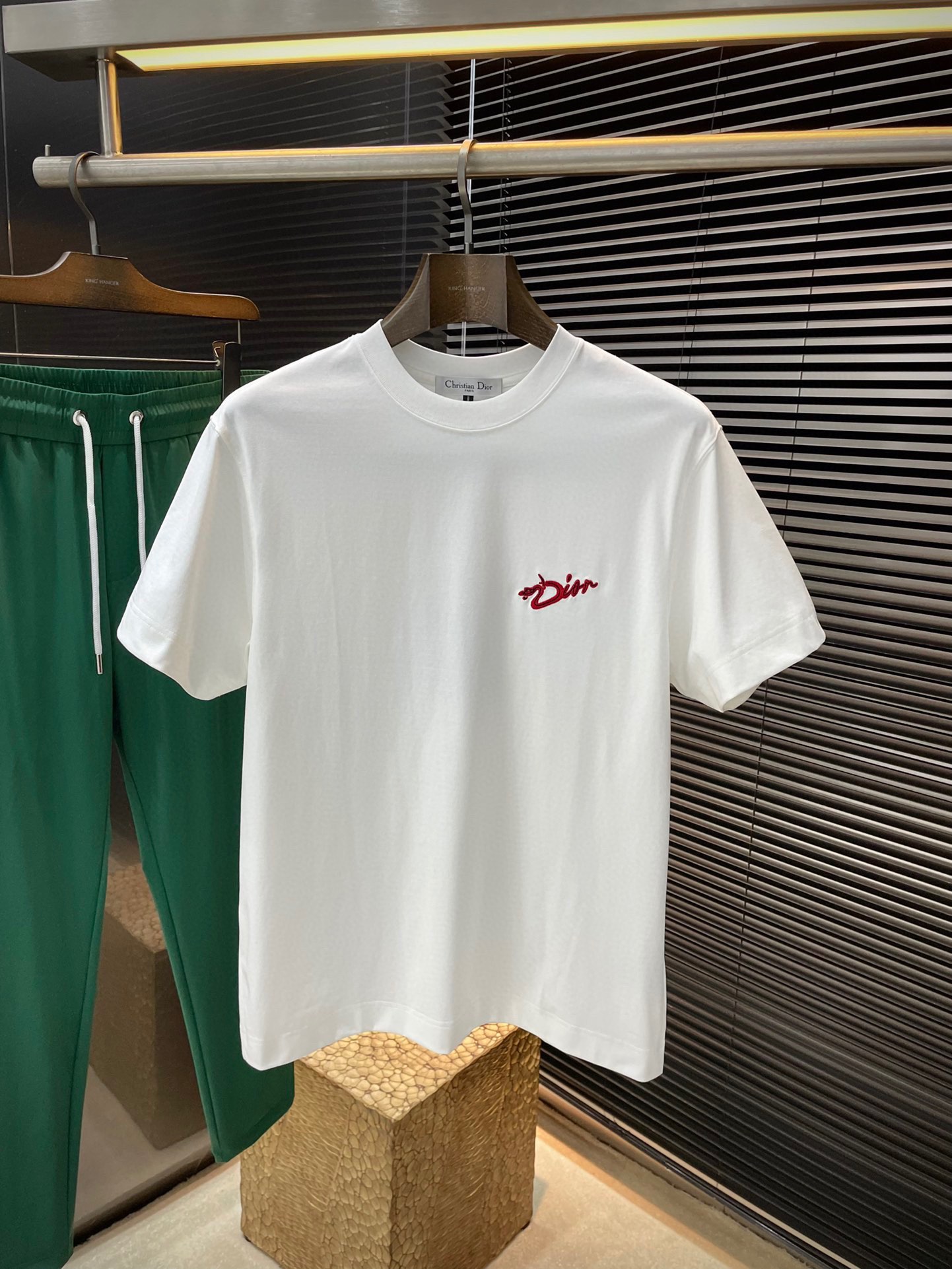 NO:517920,P Dior- (Dior) series VIP high-end customization 2025 spring and summer new short-sleeved versatile styles, anyone can easily control the fabric fully customized craftsmanship, high-quality double-strand Solona fabric, the fabric feels soft, the upper body is comfortable and soft. The simple style is very classy, ​​simple and unique, the style is very exquisite, the style is very exquisite, and it will highlight the exquisiteness of business men!  Size M-3XL,,dior,dior,T-shirt,alexander wang19860909P  Dior-（迪奥）系列 VIP高级定制 2025春夏季新款短袖 百搭款式 任何人都可以轻松驾驭 面料全订制工艺 高定一等品双股索罗娜面料 面料手感柔软,上身舒适柔软 简约的款式非常显档次,简约个性时尚,版型剪裁非常精致,显气场,又会凸显商务男士的精致！尺码 M-3XL,,dior,dior,T-shirt,alexander wang,Men's clothing