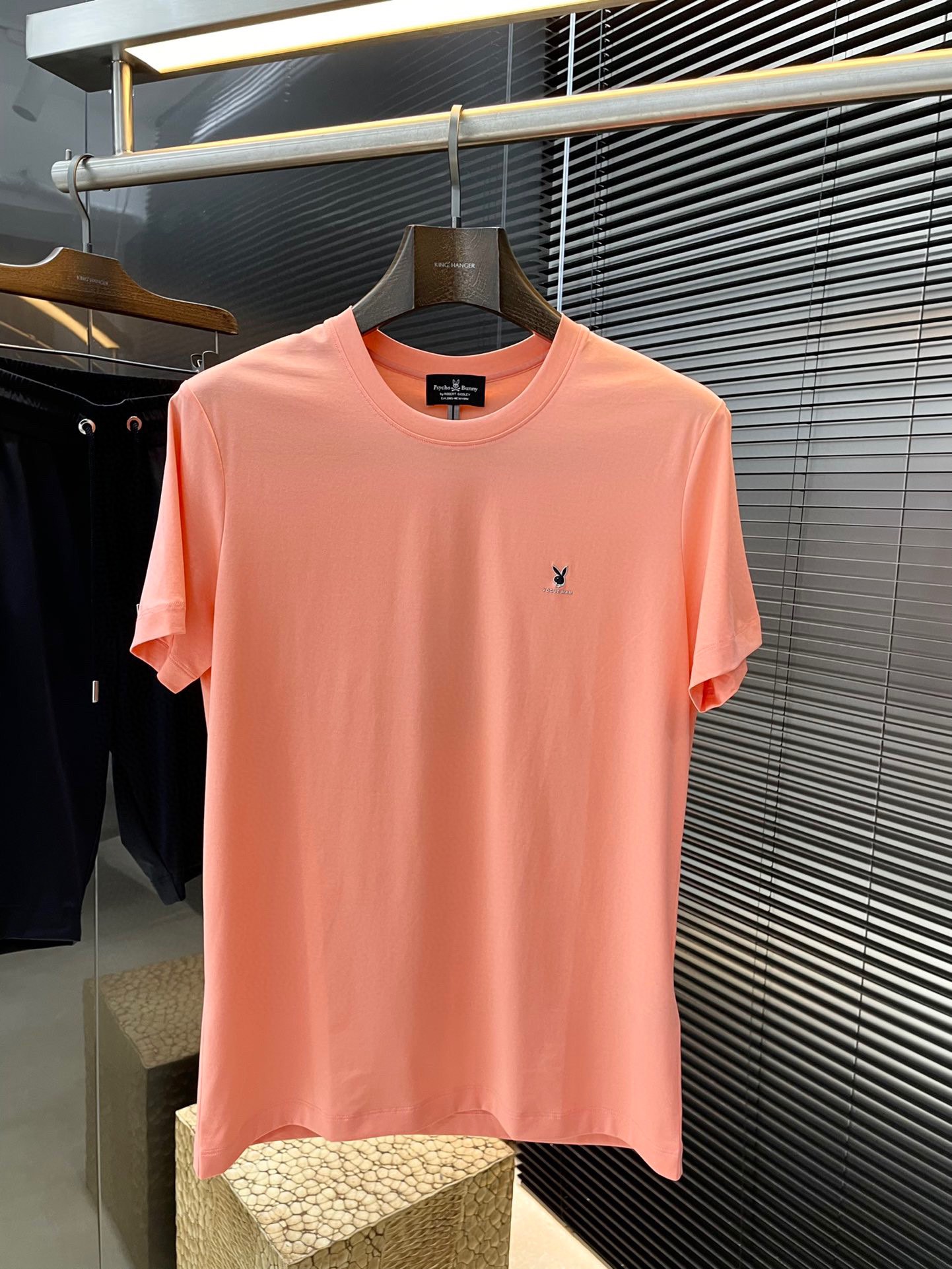 NO:517922,P Playboy Series VIP High-end Customization 2025 Spring and Summer New Short Sleeve, Versatile Style, Anyone can easily control the fabric, fully customized craftsmanship, high-quality first-class LAISE soft cotton fabric, the fabric feels soft, the upper body is comfortable and soft. The simple style is very classy, ​​simple and unique, the style is very exquisite, the style is very exquisite, and it will highlight the exquisiteness of business men!  Size M-3XL, T-shirt,alexander wang19860909P  花花公子 系列 VIP高级定制 2025春夏季新款短袖 百搭款式 任何人都可以轻松驾驭 面料全订制工艺 高定一等品莱赛尔柔爽棉面料 面料手感柔软,上身舒适柔软 简约的款式非常显档次,简约个性时尚,版型剪裁非常精致,显气场,又会凸显商务男士的精致！尺码 M-3XL,,T-shirt,alexander wang,Men's clothing