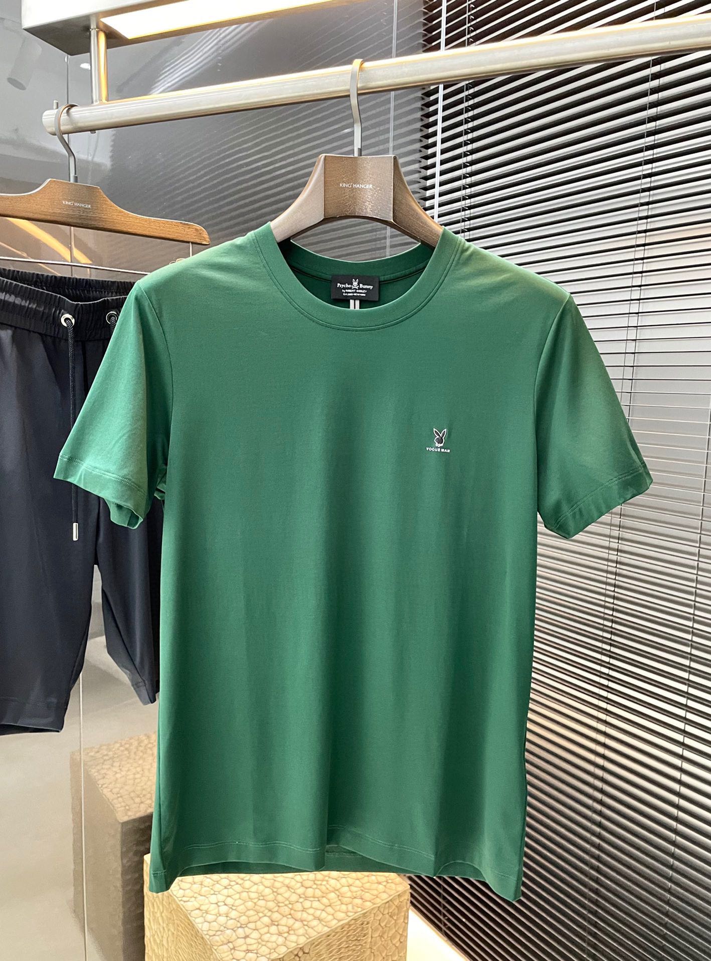 NO:515803,P Playboy Series VIP High-end Customization 2025 Spring and Summer New Short Sleeve, Versatile Style, Anyone can easily control the fabric, fully customized craftsmanship, high-quality first-class LAISE soft cotton fabric, the fabric feels soft, the upper body is comfortable and soft. The simple style is very classy, ​​simple and unique, the style is very exquisite, the style is very exquisite, and it will highlight the exquisiteness of business men!  Size M-3XL, T-shirt,alexander wang19860909P  花花公子 系列 VIP高级定制 2025春夏季新款短袖 百搭款式 任何人都可以轻松驾驭 面料全订制工艺 高定一等品莱赛尔柔爽棉面料 面料手感柔软,上身舒适柔软 简约的款式非常显档次,简约个性时尚,版型剪裁非常精致,显气场,又会凸显商务男士的精致！尺码 M-3XL,,T-shirt,alexander wang,Men's clothing