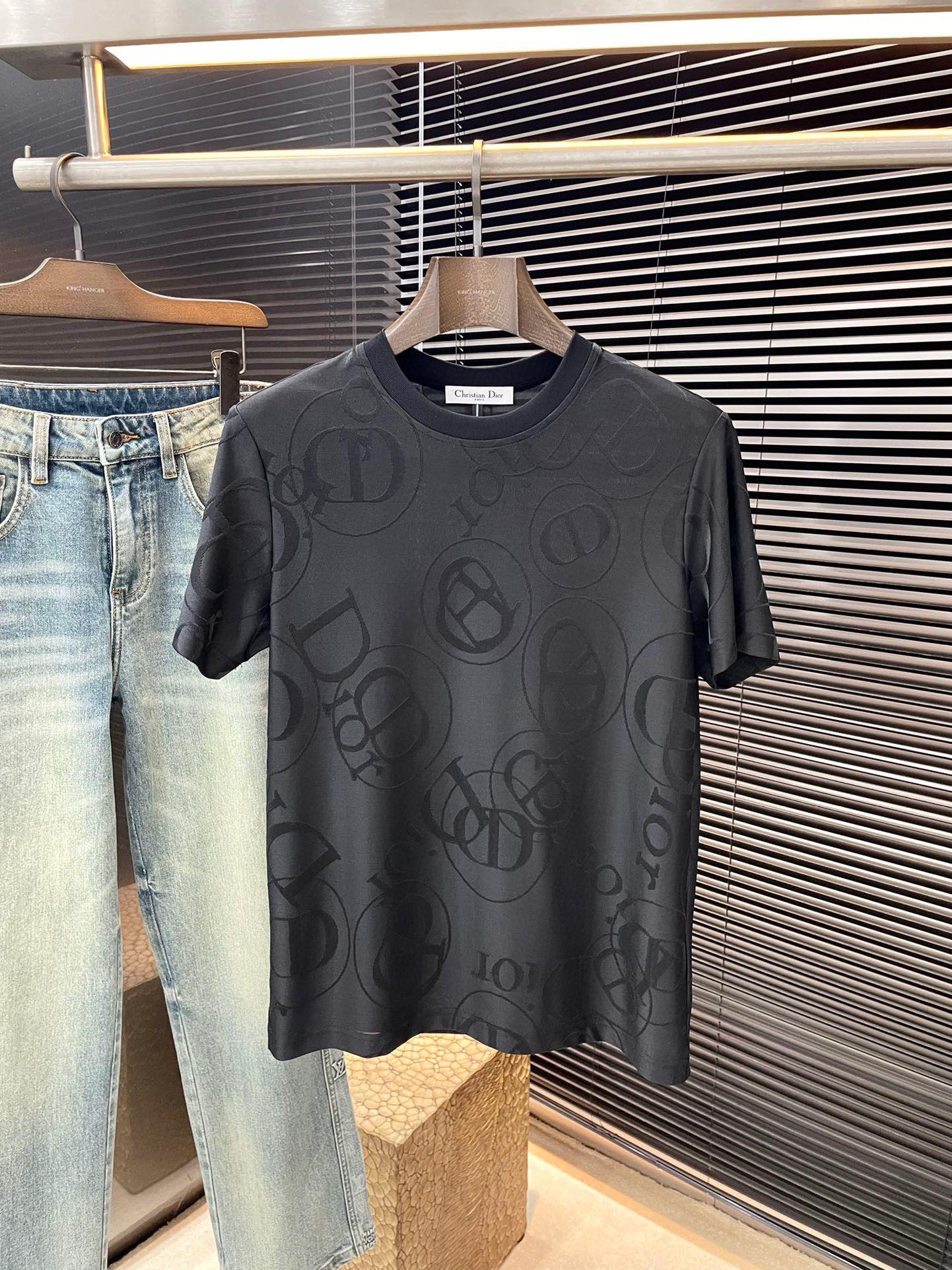 NO:515808,P Dior- (Dior) series VIP high-end customization 2025 spring and summer new short-sleeved style versatile styles anyone can easily control. Fully customized fabrics, high-quality nylon fabric. The fabric feels soft and comfortable and soft on the upper body. The simple style is very classy, ​​simple and unique, fashionable, the style is very exquisite, showing the aura, and it will highlight the exquisiteness of business men!  Size M-3XL,,dior,dior,T-shirt,alexander wang19860909P  Dior-（迪奥）系列 VIP高级定制 2025春夏季新款短袖 百搭款式 任何人都可以轻松驾驭 面料全订制 高定一等品锦纶面料 面料手感柔软,上身舒适柔软 简约的款式非常显档次,简约个性时尚,版型剪裁非常精致,显气场,又会凸显商务男士的精致！尺码 M-3XL,,dior,dior,T-shirt,alexander wang,Men's clothing