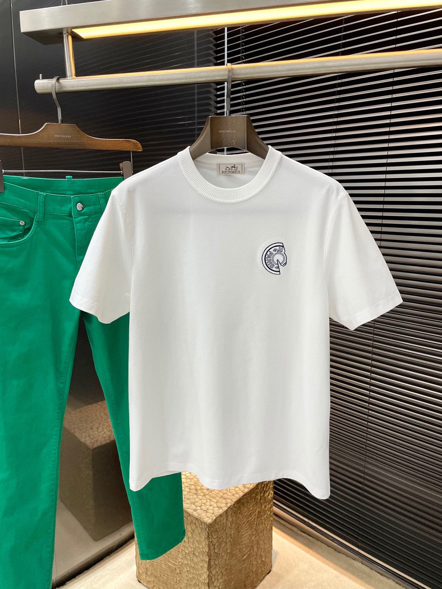 NO:515813,P HERMES series VIP high-end customization 2025 spring and summer new short-sleeved style versatile styles anyone can easily control. Fully customized fabrics, high-quality first-class mulberry silk fabric. The fabric feels soft and the upper body is comfortable and soft. The simple style is very classy, ​​simple and unique, fashionable, the style is very exquisite, showing the aura, and it will highlight the exquisiteness of business men!  Size M-3XL, hermes, hermes, T-shirt, alexander wang19860909P  HERMES（爱马仕） 系列 VIP高级定制 2025春夏季新款短袖 百搭款式 任何人都可以轻松驾驭 面料全订制 高定一等品桑蚕丝面料 面料手感柔软,上身舒适柔软 简约的款式非常显档次,简约个性时尚,版型剪裁非常精致,显气场,又会凸显商务男士的精致！尺码 M-3XL,,hermes,hermes,T-shirt,alexander wang,Men's clothing