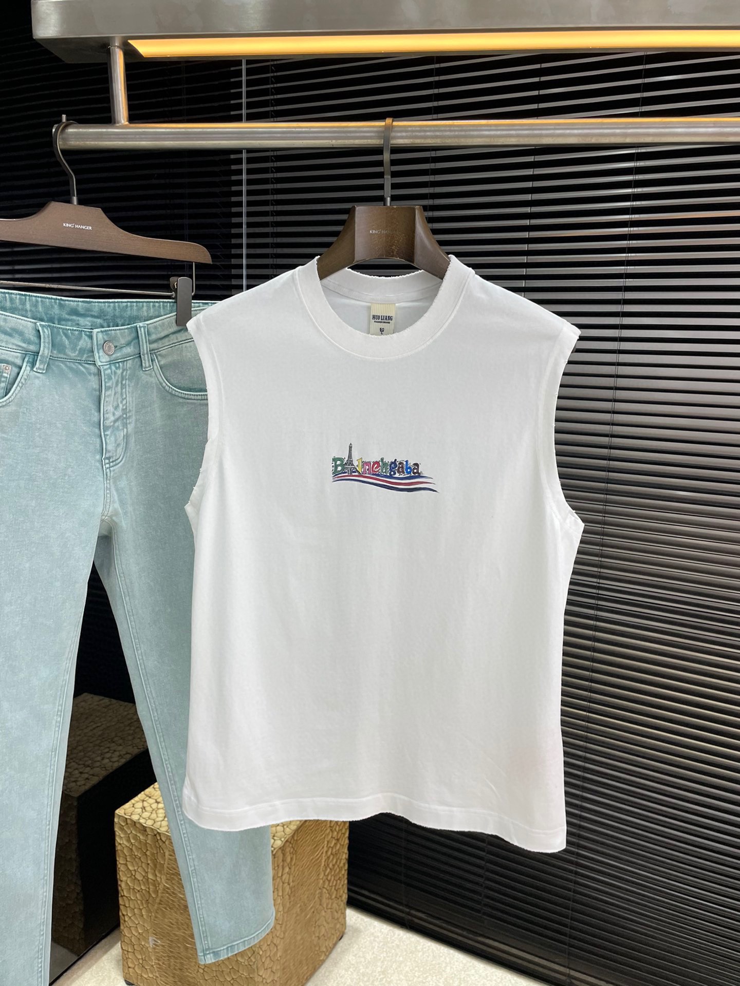 NO:515818,P Balenciaga- (Balenciaga) series VIP high-end customization 2025 spring and summer new items are launched, a very fashionable and avant-garde vest for men and women, with logo pattern modification!  Different from the past, it declares the design concept that has been passed down for many years in the brand!  Its eye-catchingness is no less than any classic style, perfectly presenting the fashionable, high-end and luxurious feeling in front of the world!  Made of imported long velvet cotton material, selected high-quality pure cotton fabric, soft and soft to the touch, the real thing is definitely beyond your imagination, close to the body and breathable, even if you sweat profusely, you will not feel greasy or stuffy, and will bring sweating and moisture absorption to the extreme!  Size 48-56, balenciaga,balenciaga,alexander wang19860909P  Balenciaga-（巴黎世家）系列 VIP高级定制 2025春夏季全新单品上线,非常时髦前卫的一款男女同款背心,标识logo图案修饰！区别于以往的不同,宣示品牌传承多年的设计理念！其吸睛度完全不亚于任何经典款式,将时髦高级感与奢华感完美呈现在世人眼前！客供进口长绒棉材质制成,精选优质纯棉面料,触感软糯亲肤细腻,实物到手绝对超乎你的想象,贴身无比舒适透气,即便是汗流浃背也不会有腻身及闷热感可言,将排汗吸湿性发挥到了极致！尺码 48-56,,balenciaga,balenciaga,alexander wang,Men's clothing