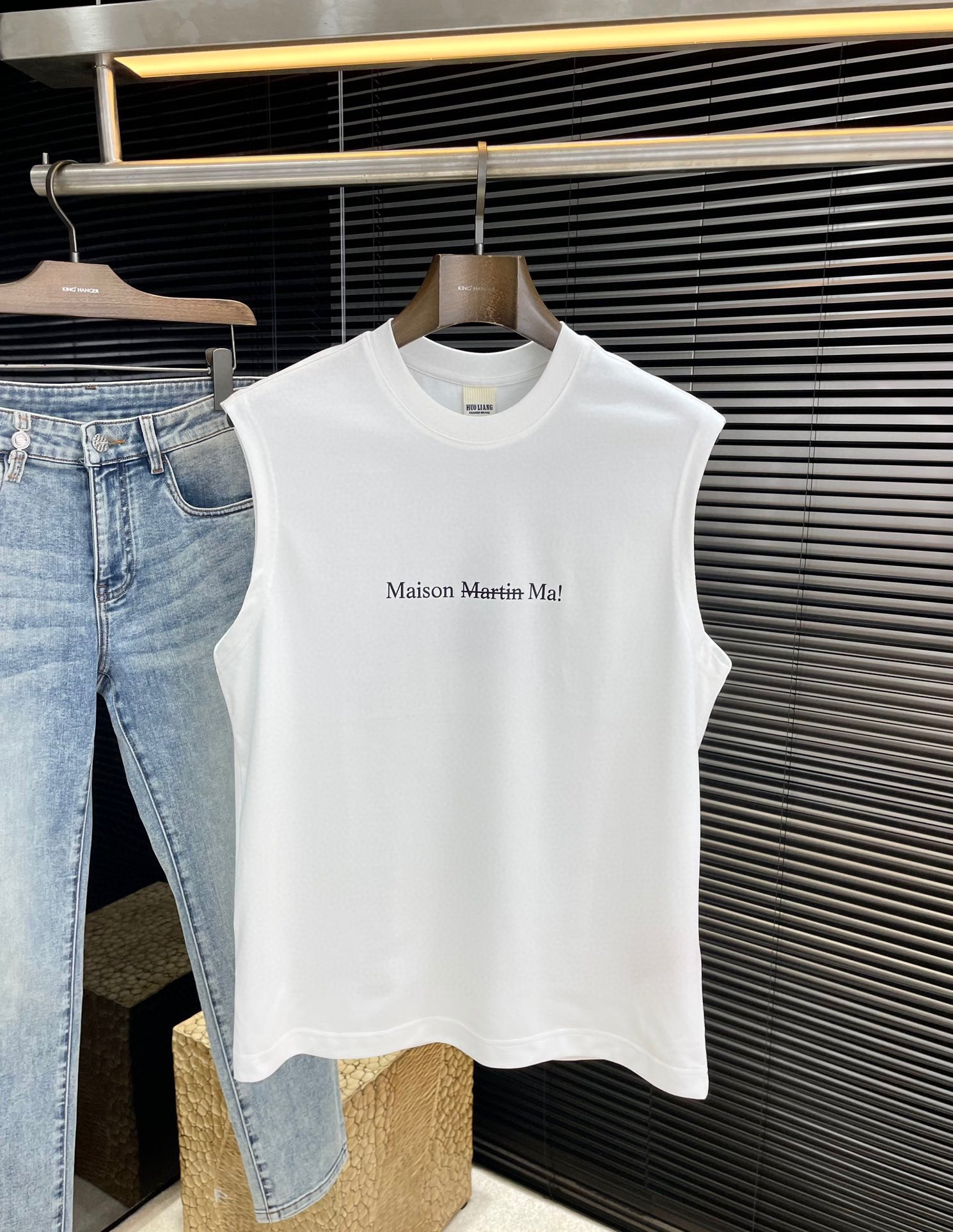 NO:515822,P Maison Margiela (Miz6) series VIP high-end customization 2025 spring and summer new items are launched, a very fashionable and avant-garde vest for men and women, with logo pattern modification!  Different from the past, it declares the design concept that has been passed down for many years in the brand!  Its eye-catchingness is no less than any classic style, perfectly presenting the fashionable, high-end and luxurious feeling in front of the world!  Made of imported Crow cotton, the customer-supplied high-quality pure cotton fabric is soft and glutinous, skin-friendly and delicate. The actual product is definitely beyond your imagination. It is extremely comfortable and breathable in close body. Even if you sweat profusely, you will not feel greasy or stuffy. It will bring sweating and moisture absorption to the extreme!  Size 48-56,,masion margiela,masion margiela,alexander wang19860909P  Maison Margiela（马吉拉MM6）系列 VIP高级定制 2025春夏季全新单品上线,非常时髦前卫的一款男女同款背心,标识logo图案修饰！区别于以往的不同,宣示品牌传承多年的设计理念！其吸睛度完全不亚于任何经典款式,将时髦高级感与奢华感完美呈现在世人眼前！客供进口克洛棉材质制成,精选优质纯棉面料,触感软糯亲肤细腻,实物到手绝对超乎你的想象,贴身无比舒适透气,即便是汗流浃背也不会有腻身及闷热感可言,将排汗吸湿性发挥到了极致！尺码 48-56,,masion margiela,masion margiela,alexander wang,Men's clothing