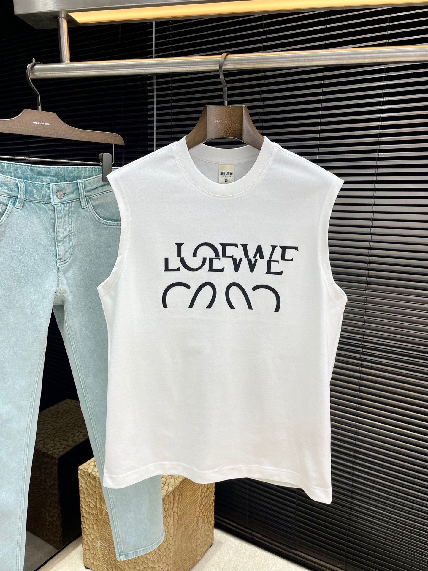 NO:515826,P Loewe series VIP high-end customization 2025 spring and summer new items are launched, a very fashionable and avant-garde vest for men and women, with logo pattern modification!  Different from the past, it declares the design concept that has been passed down for many years in the brand!  Its eye-catchingness is no less than any classic style, perfectly presenting the fashionable, high-end and luxurious feeling in front of the world!  Made of imported long velvet cotton material, selected high-quality pure cotton fabric, soft and soft to the touch, the real thing is definitely beyond your imagination, close to the body and breathable, even if you sweat profusely, you will not feel greasy or stuffy, and will bring sweating and moisture absorption to the extreme!  Size 48-56, loewe, loewe, alexander wang19860909P  Loewe（罗意威）系列 VIP高级定制 2025春夏季全新单品上线,非常时髦前卫的一款男女同款背心,标识logo图案修饰！区别于以往的不同,宣示品牌传承多年的设计理念！其吸睛度完全不亚于任何经典款式,将时髦高级感与奢华感完美呈现在世人眼前！客供进口长绒棉材质制成,精选优质纯棉面料,触感软糯亲肤细腻,实物到手绝对超乎你的想象,贴身无比舒适透气,即便是汗流浃背也不会有腻身及闷热感可言,将排汗吸湿性发挥到了极致！尺码 48-56,,loewe,loewe,alexander wang,Men's clothing