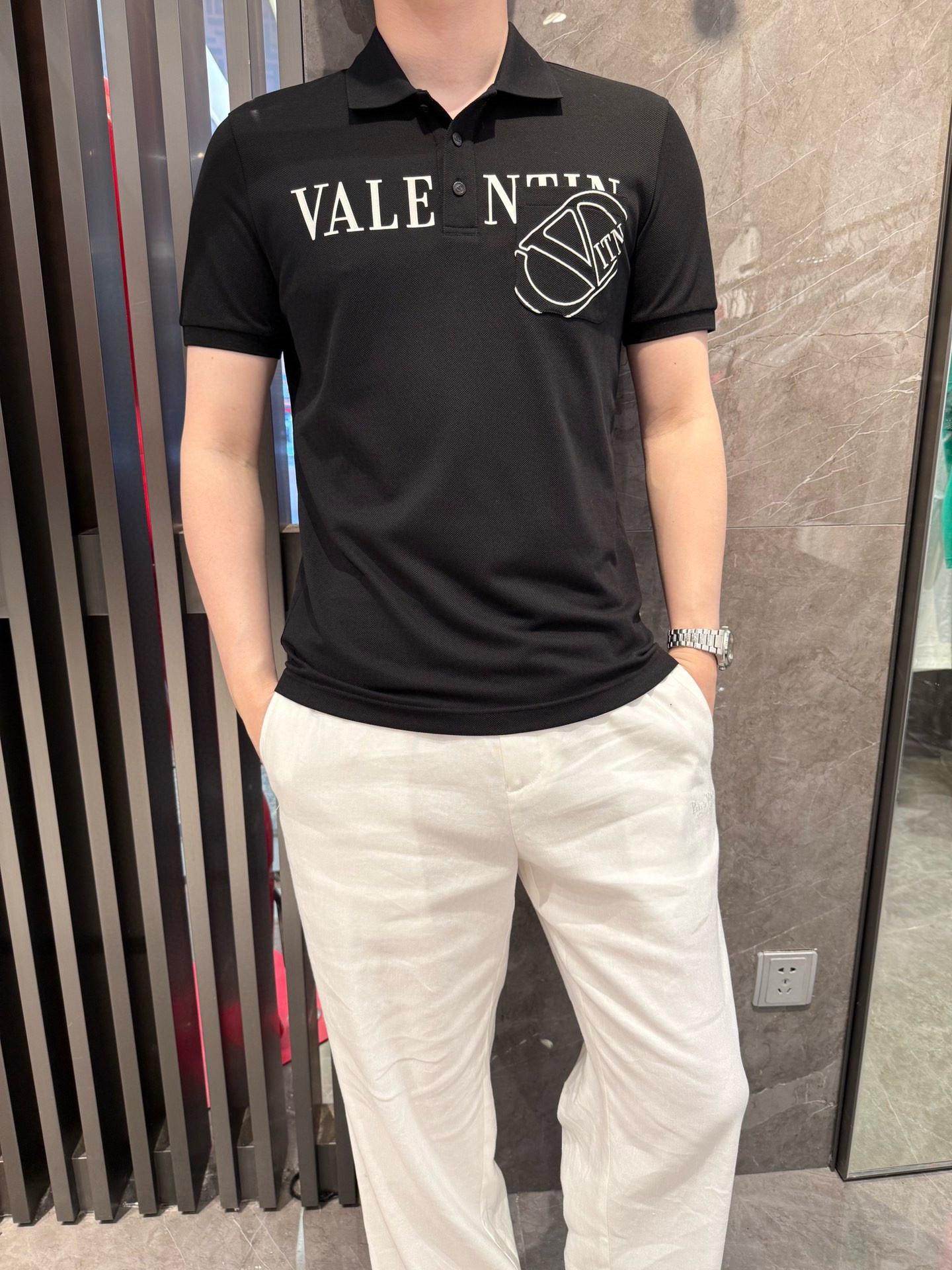 NO:515738,Valentino-2025 latest polo shipments, hot-selling items in Europe and the United States!  Selected Italian imported brand hexagonal bead floor cotton fabric, the latest brand printing design, highlighting fashion!  Number of codes 48-56 (model 180/140 wears 50, with Hong Kong Lane Crawford gift box packaging), valentino, alexander wang19860909华伦天奴-2025最新polo出货 欧美热销单品！精选意大利进口品牌六角珠地棉面料,最新的品牌印花设计,彰显时尚 ！码数48-56（模特180/140穿50,配香港连卡佛礼盒包装）,,valentino,alexander wang,Men's clothing