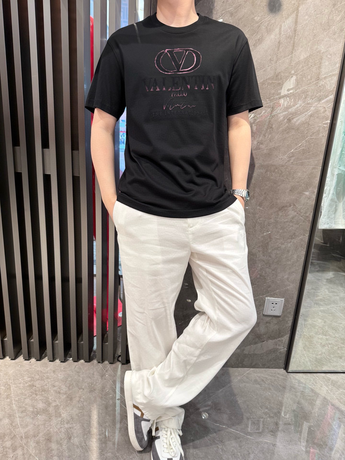 NO:515740,Valentino - the latest T-shirt shipment in 2025, hot-selling items in Europe and the United States!  Select 100% European cotton fabrics from imported Italian brands, the latest brand printing designs, highlighting fashion!  Number of codes 48-56 (model 180/140 wears 50, with Hong Kong Lane Crawford gift box packaging), valentino,tees, t-shirt,alexander wang19860909华伦天奴-2025最新T恤出货 欧美热销单品！精选意大利进口品牌百分百欧货棉面料,最新的品牌印花设计,彰显时尚 ！码数48-56（模特180/140穿50,配香港连卡佛礼盒包装）,,valentino,tees，t-shirt,alexander wang,Men's clothing