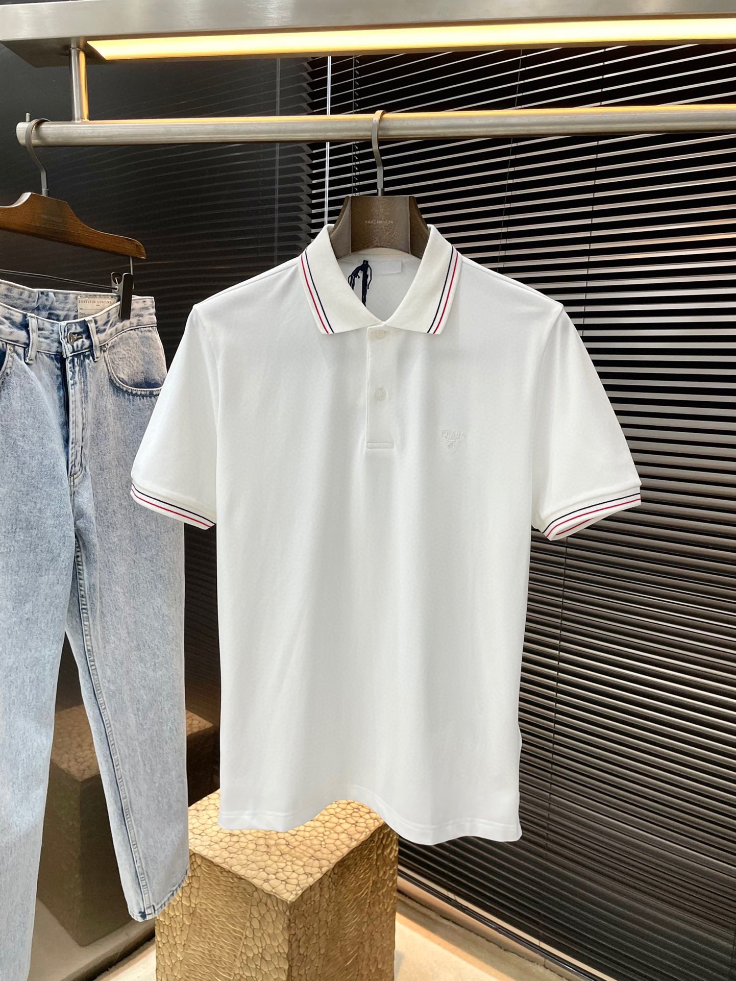 NO:515800,P PRADA- (Prada) series VIP high-end customization 2025 spring and summer new micro-label short-sleeved polo shirt, this short-sleeved polo shirt combines classic lines and details, and uses contrasting stripes to embroider the collar and sleeves. The chest is embroidered with Prada's exclusive iconic embroidery logo, the original version is developed 1:1, the style is novel and fashionable, the same style as men and women, highly recommended!  Color Black White Number of codes S M L XL,,prada,prada,T-shirt,alexander wang19860909P  PRADA-（普拉达）系列 VIP高级定制 2025春夏季新款微标饰短袖polo衫,这款短袖Polo衫结合经典线条和细节设计,采用撞色条纹点缀衣领和衣袖.胸前绣有Prada独家标志性绣花标识,原版1:1开发,款式新颖时尚,男女同款,强烈推荐！颜色 黑色 白色 码数 S M L XL,,prada,prada,T-shirt,alexander wang,Men's clothing