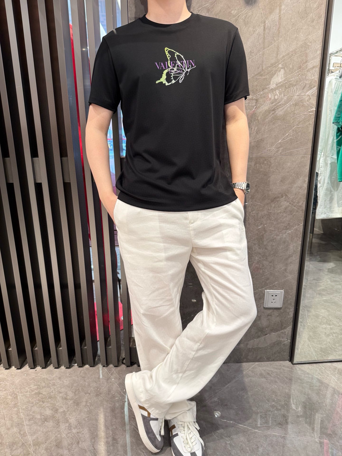 NO:515746,Valentino - the latest T-shirt shipment in 2025, hot-selling items in Europe and the United States!  Selected Italian imported brand long lemon cotton fabrics, the latest brand printing designs, highlighting fashion!  Number of codes 48-56 (model 180/140 wears 50, with Hong Kong Lane Crawford gift box packaging), valentino,tees, t-shirt,alexander wang19860909华伦天奴-2025最新T恤出货 欧美热销单品！精选意大利进口品牌长绒棉面料,最新的品牌印花设计,彰显时尚 ！码数48-56（模特180/140穿50,配香港连卡佛礼盒包装）,,valentino,tees，t-shirt,alexander wang,Men's clothing