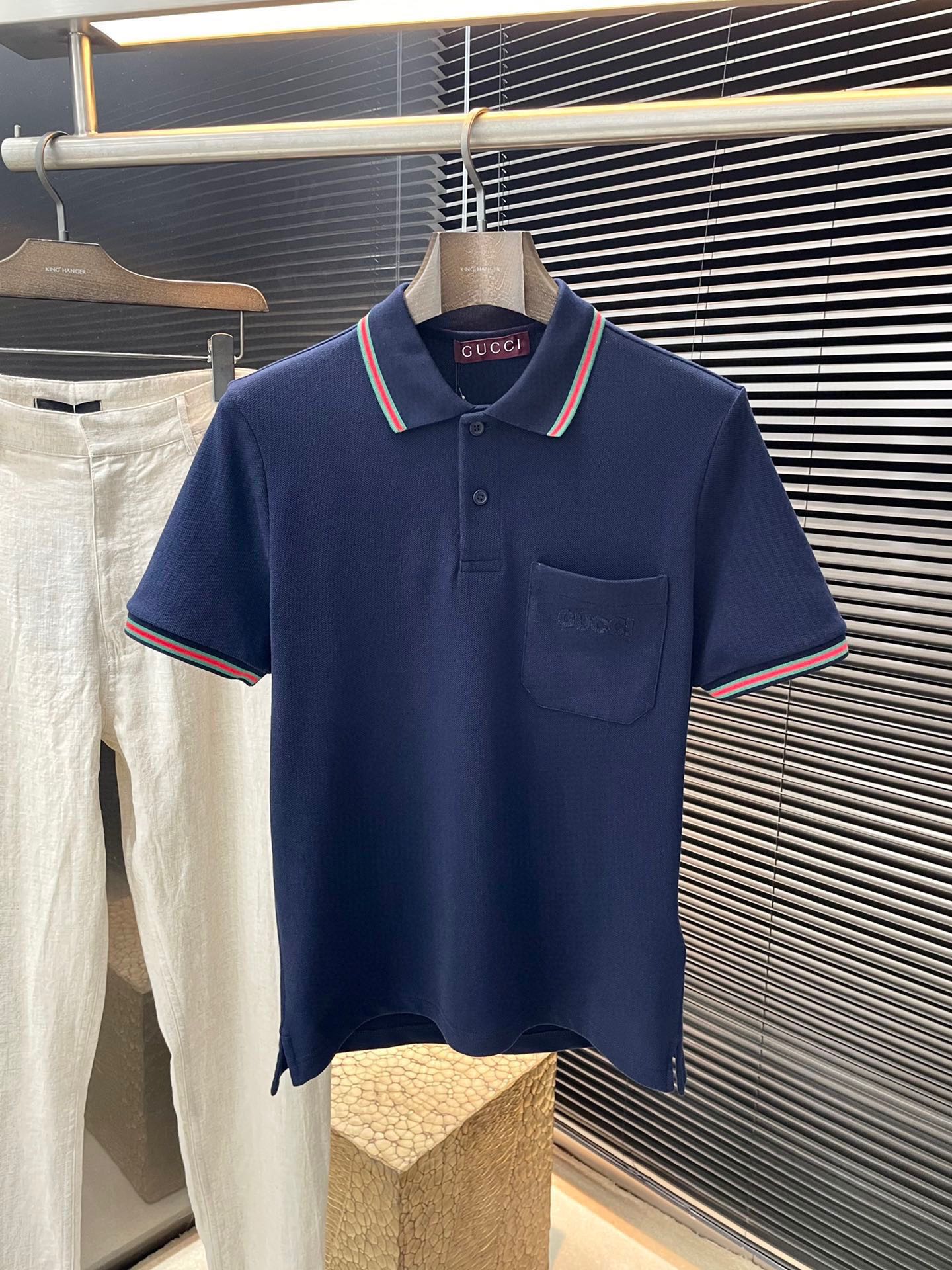 NO:515802,P Gucci (Gucci) Spring and Summer 2025 latest front chest pocket embroidered three-color polo short sleeves. This model is crafted by elastic bead floor cotton fabric, with thick and full threads on the contrasting collar. The laser logo fritillar buckle classic gucc embroidery, showing a unique style. The style is super positive, the upper body effect is excellent, and highly recommended!  Color Black Royal Blue Off-white S M L XL,,gucci,gucci,T-shirt,alexander wang19860909P  Gucci（古驰）2025年春夏最新款前胸口袋刺绣三色polo短袖 这款采用弹力珠地棉面料匠心打造,撞色领口螺纹厚实饱满 激光logo贝母扣经典gucc刺绣 ,尽展别样风采.版型超正,上身效果超赞,强烈推荐！颜色 黑色 宝蓝色 米白色 码数 S M L XL,,gucci,gucci,T-shirt,alexander wang,Men's clothing