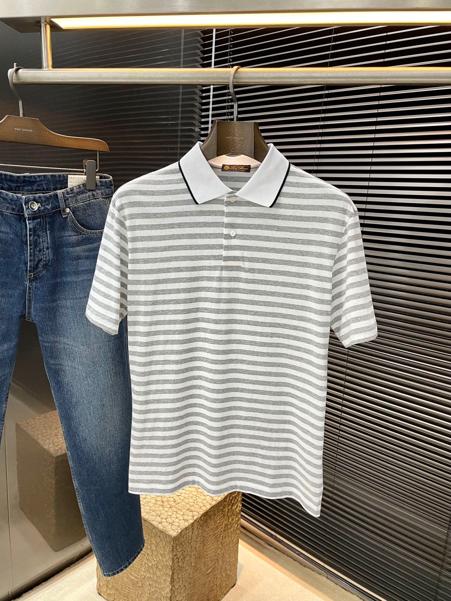 NO:515805,P Loro Piana (Nuoyou Piana) The latest spring and summer 2025 linen cotton striped polo short sleeves. This polo is made of linen cotton fabric. Contrast color striped style increases the fashion personality of the style. The contrasting color design of the collar lapel increases the sense of high-end elegance. The button opening and closing is a must-have item for men's business and leisure, and the upper body effect is excellent. Highly recommended!  Color Light gray-white Dark gray-white Blue-white Number of codes S M L XL,,loro piano,T-shirt,alexander wang19860909P  Loro Piana（诺悠翩雅）2025春夏最新款麻棉条纹polo短袖 这款polo采用麻棉面料制作而成,撞色条纹款式增加款式的时尚个性,衣领翻领撞色设计,增加高级优雅感,纽扣开合,是男士商务休闲必备单品,上身效果极佳.强烈推荐！颜色 浅灰白 深灰白 蓝白 码数 S M L XL,,loro piana,T-shirt,alexander wang,Men's clothing