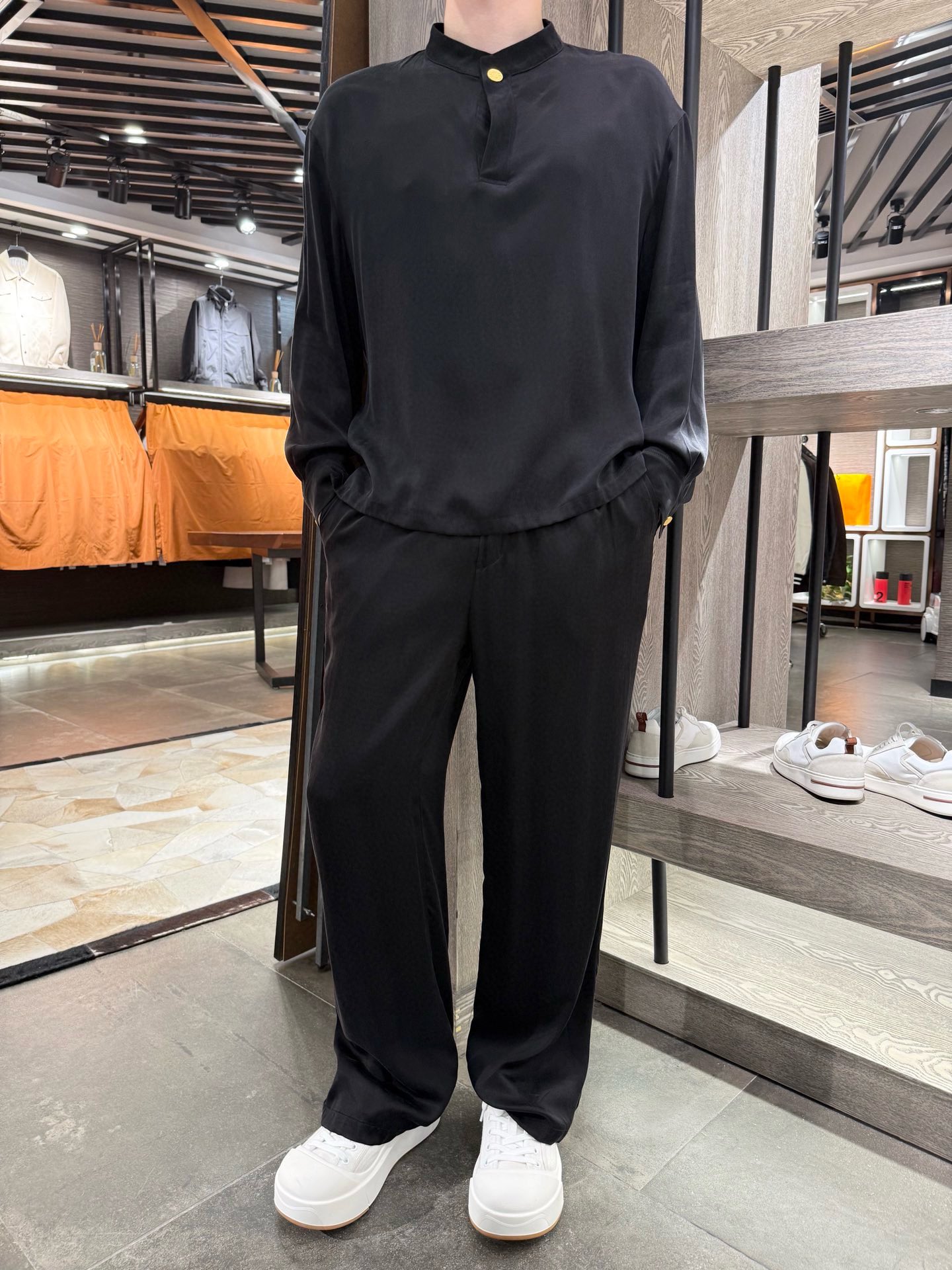 NO:515748,Givenchy - New Chinese-style stand-alone copper-ammonia long-sleeved shirt #Copper-ammonia wire, also known as breathable fiber, can maintain comfortable humidity and temperature in the clothes all year round Two-fold design Forward and reverse two-way wear method Small stand-alone collar matching #Customized Chinese gold-patterned buckle design The fabric is made of 55 copper-ammonia wire 45-person cotton material It has the following characteristics Water-absorbing and breathable This fabric shows excellent water absorption, can effectively absorb sweat, and with its excellent breathability, making the wearer particularly suitable in summer, keeping cool and avoiding humidity. Soft and comfortable fabric is soft and smooth, and it is extremely comfortable to wear with the body, and it feels delicate when in contact with the skin and has no foreign body. Excellent dyeing performance. The copper-ammonia wire fabric has excellent dyeing and color rendering effect, which can be dyed almost any color, and the color is firm. Anti-static fabric has strong anti-static ability, reducing the discomfort of wrapping and meat, ensuring easy wear Easy to clean and easy to clean, with less detergent residue after washing, which is very suitable for use as a close-fitting clothing. Environmentally friendly characteristics. Cupric fibers are made of wood pulp and cotton short velvet pulp. They have environmentally friendly and renewable properties. They can naturally degrade in the soil and are environmentally friendly. The strong moisture absorption and moisture release cupric fibers have excellent moisture absorption and release properties. They can maintain comfortable humidity and temperature in the clothes all year round. They can be called 'respiratory fiber'. Size 48-56 (model 180/140 wear 50, with Hong Kong Lane Crawford gift box packaging), givennchy,shirts,alexander wang19860909纪梵希-新中式立领铜氨丝长袖衬衫 #铜氨丝又称呼吸型纤维 一年四季都能保持衣服内舒适的湿度和温度 正反两扣设计 两种穿法 小立领搭配#定制中式金纹扣的设计 面料采用55铜氨丝45人棉材质 具有以下特点 吸水透气这种面料展现出卓越的吸水性,能有效吸收汗水,并配合其出色的透气性,使得穿着者在夏季尤为适宜,保持清凉同时避免闷湿 柔软舒适面料柔软顺滑,贴身穿着极为舒适,与肌肤接触时感细腻且无异物感 染色性能优异铜氨丝面料染色和显色效果极佳,几乎能染上任何颜色,且色彩牢固 抗静电面料具有强大的抗静电能力,減少裹身和贴肉的不适感,确保穿着自如 易清洗清洗简便,水洗后洗涤剂残留少,非常适合作为贴身衣物使用 环保特性铜氨丝以木浆、棉短绒浆粕为原料,具有环保可再生的特性,能在土壤中自然降解,对环境友好 吸湿放湿性强铜氨丝具有卓越的吸放湿性,一年四季都能保持衣服内舒适的湿度和温度,可称之为“呼吸型纤维” 尺码48-56(模特180/140穿50,配香港连卡佛礼盒包装）,,givenchy,shirts,alexander wang,Men's clothing