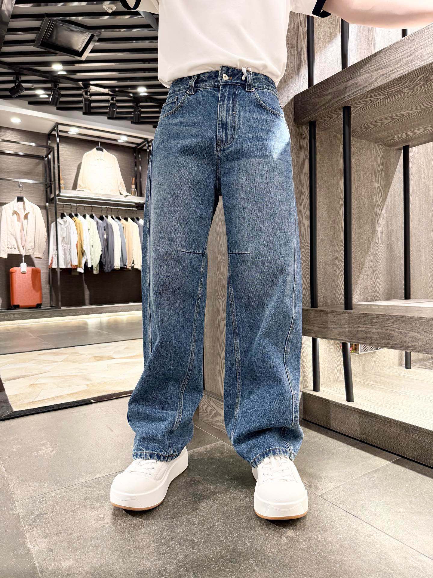 NO:515754,Lv-2025 wide-leg scimitar jeans, selected high-quality cotton fabric (15oz), high-quality texture, very beautiful washing, easy to create a fashionable and personalized trendy look, simple and versatile, fashion first choice, S-2XL (model 180/140 wears M, with Hong Kong Lane Crawford gift box packaging),,louis vuitton, jeans,alexander wang19860909Lv-2025款阔腿弯刀牛仔裤,甄选优质棉质面料（15oz）,质感高级,非常漂亮洗水,轻松打造时尚又个性的潮流造型,简单百搭,时尚首选,码数S-2XL(模特180/140穿M,配香港连卡佛礼盒包装),,louis vuitton,jeans,alexander wang,Men's clothing