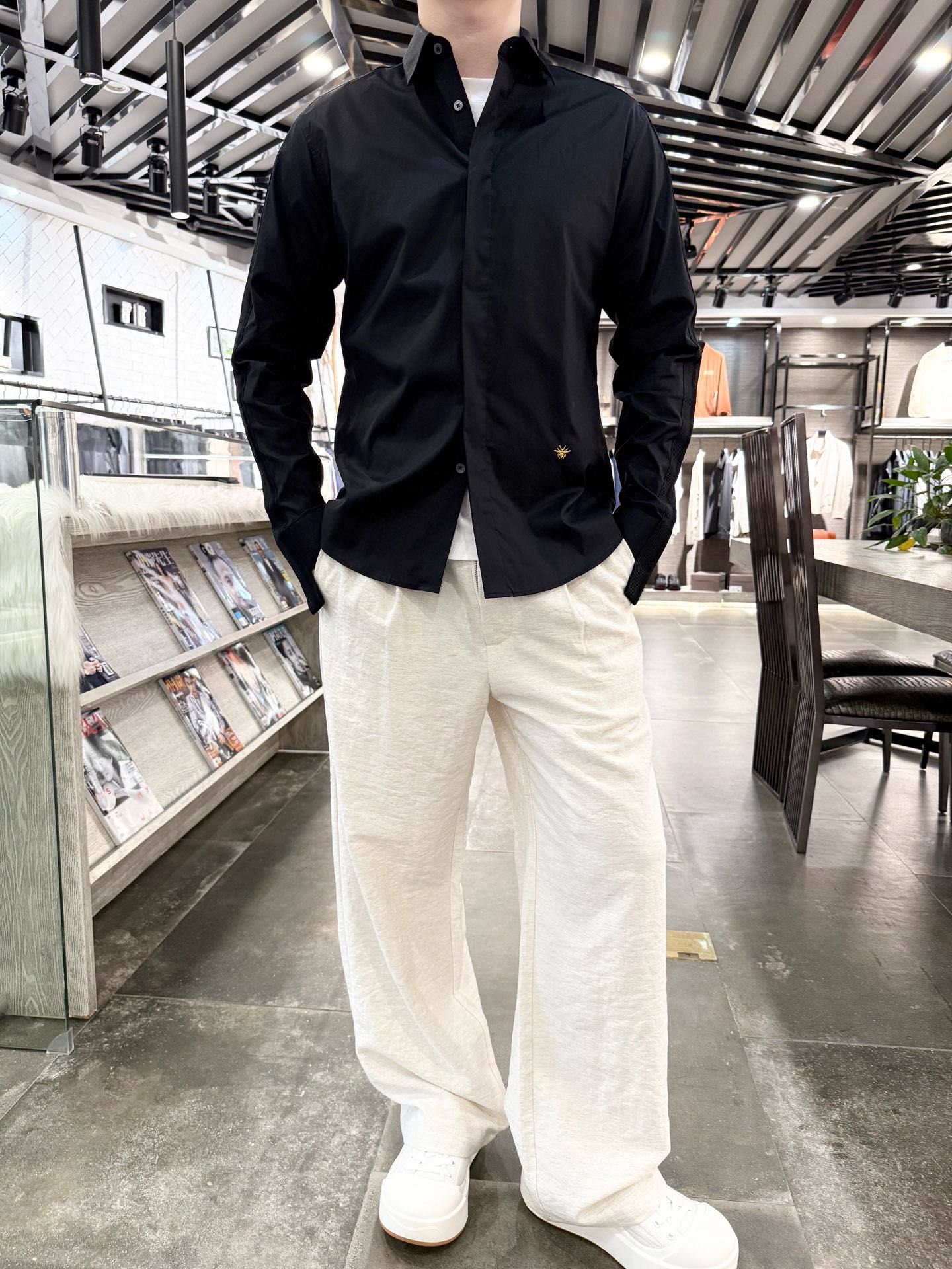 NO:515737,Dior - 2025 latest hot shirts shipped, Paris Fashion Week showcase hits!  Selected imported Italian silk cotton fabric with classic bee embroidery design, simple and atmospheric, fashionable and slim, taste choice. Number of codes 48-56 (model 180/140 wears 50, with Hong Kong Lane Crawford gift box packaging), dior, real silk, alexander wang19860909迪奥-2025最新爆款衬衣出货 巴黎时装周走秀爆款！精选意大利进口真丝棉面料搭配经典小蜜蜂刺绣设计,简约大气 时尚修身 品味之选.码数48-56（模特180/140穿50,配香港连卡佛礼盒包装）,,dior,real silk,alexander wang,Men's clothing