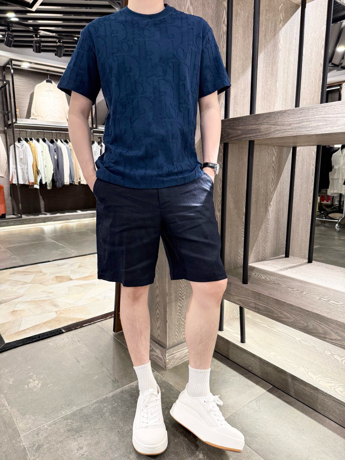 NO:515739,Dior-2025 hit jacquard short-sleeved three-dimensional pattern looks like wearing art on the body. The simple round neck is suitable for various styles, high-quality pure cotton fabric, skin-friendly and breathable, and fills the comfort. It can easily grasp the loose and high-end outfit atmosphere. It is an indispensable fashionable item in the wardrobe!  S-2XL (model 180/140 wears M, with Hong Kong Lane Crawford gift box packaging), dior, T-shirt, alexander wang19860909迪奥-2025爆款提花短袖立体纹路像把艺术穿身上 简约圆领适配各种风格,高品质纯棉面料,亲肤透气,把舒适感拉满,轻松拿捏松弛又高级的穿搭氛围 是衣柜里不可或缺的时髦单品！码数S-2XL（模特180/140穿M,配香港连卡佛礼盒包装）,,dior,T-shirt,alexander wang,Men's clothing